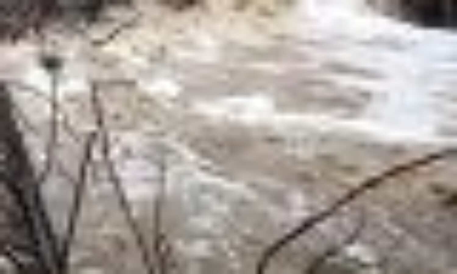 पश्चिम बंगाल: बस नदी में गिरी, बह गए 70 यात्री