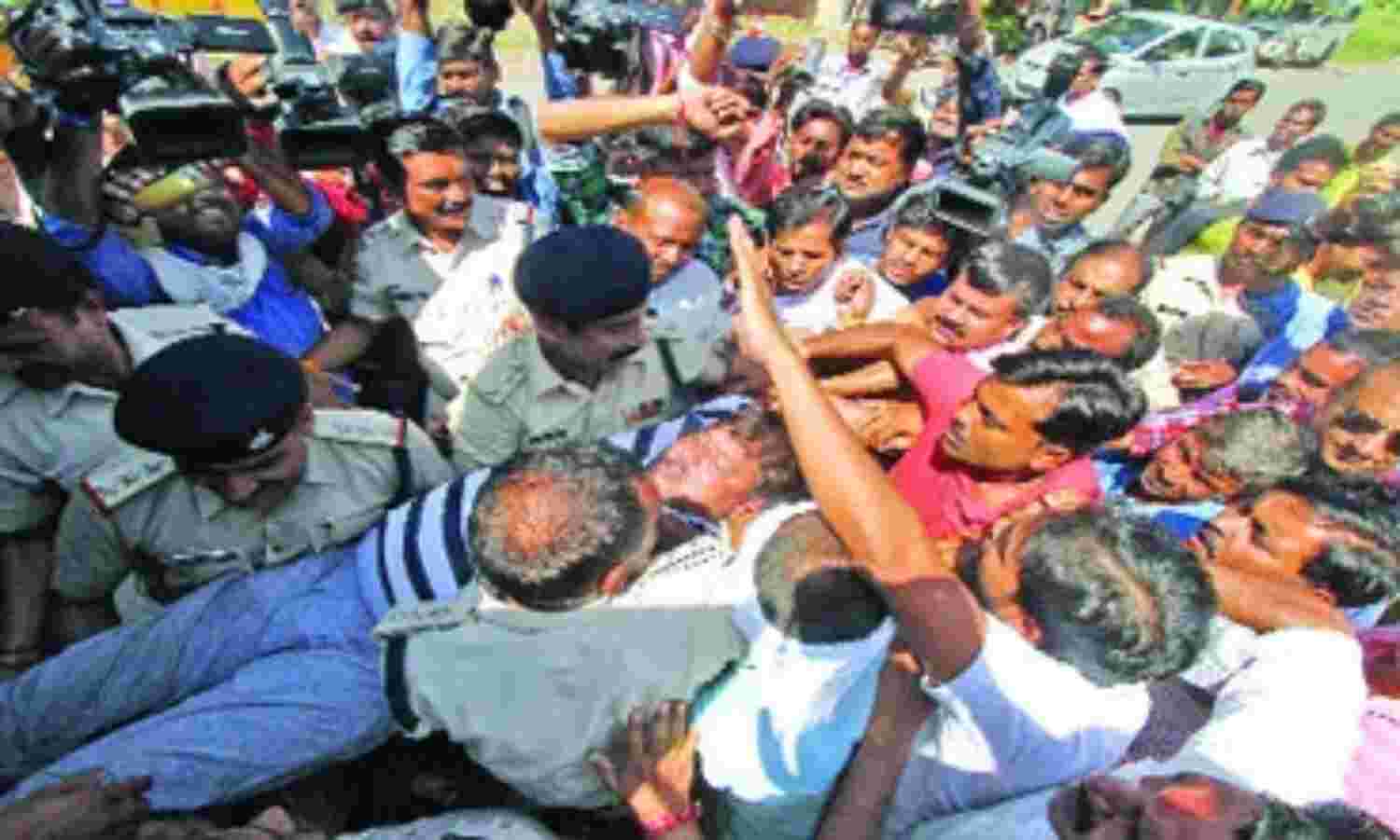 पवैया के बंगले के बाहर धरने पर बैठे प्रद्युम्न गिरफ्तार, भेजा जेल