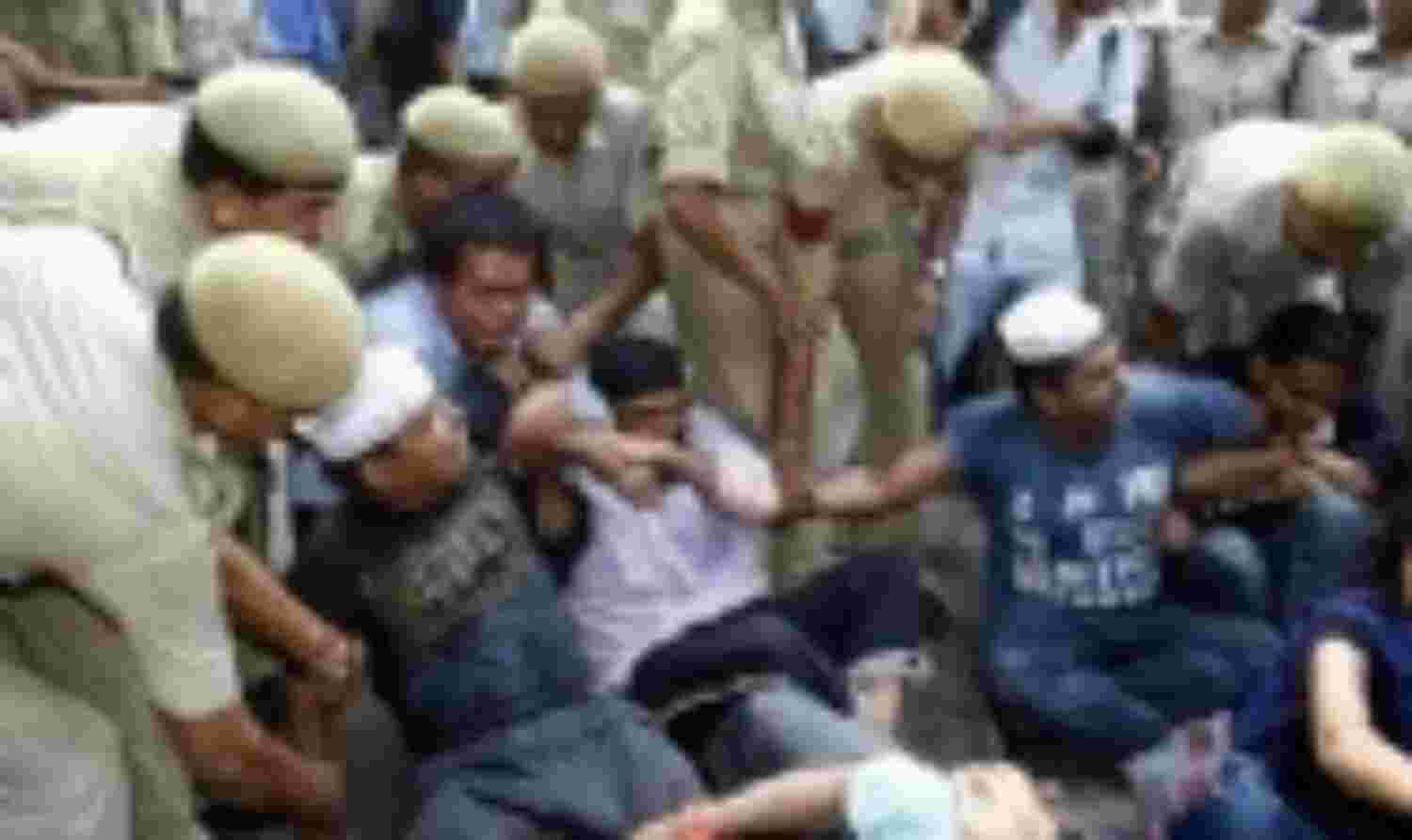 पवार के घर अन्ना समर्थकों का प्रदर्शन, पुलिस ने घसीटा पवार के घर अन्ना समर्थकों का प्रदर्शन, पुलिस ने घसीटा