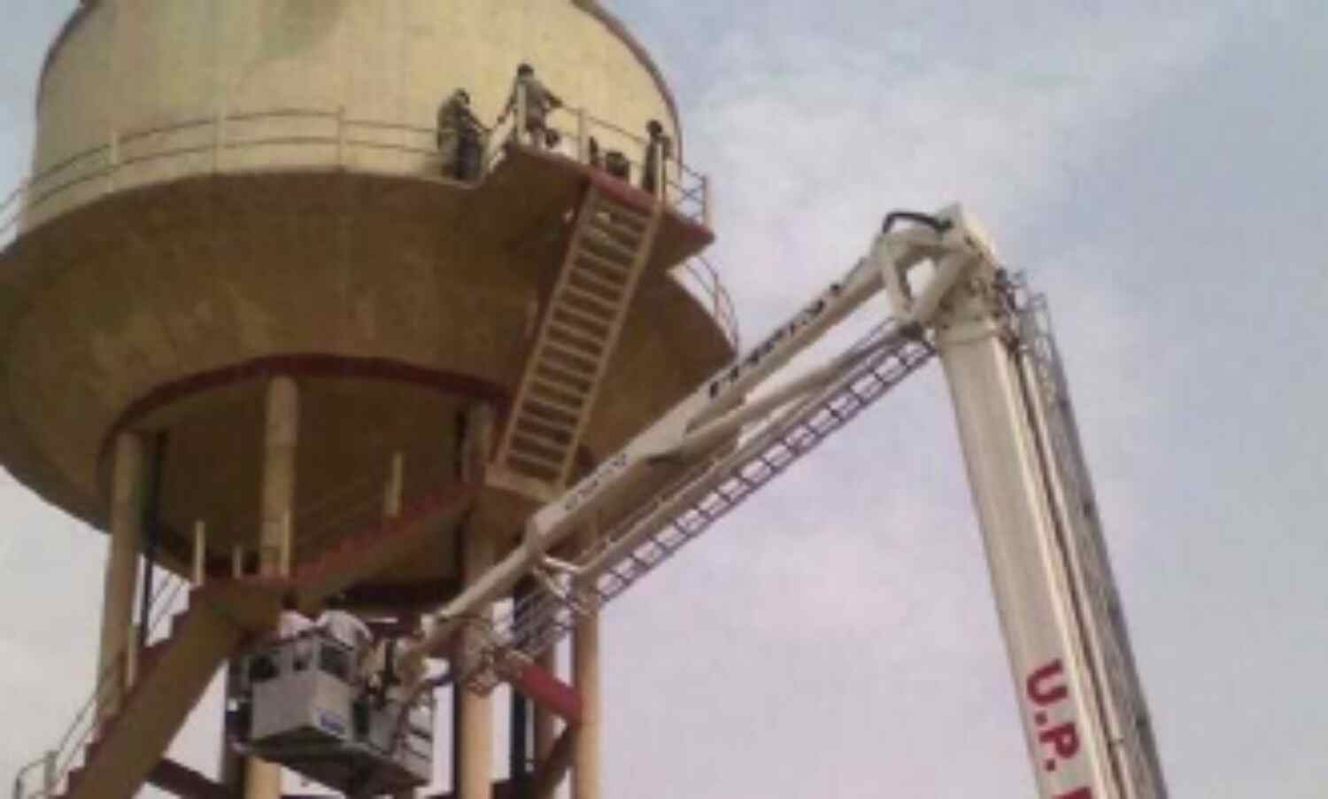 पुलिस लाइन में दो महिलाएं बनी ‘वीरु’