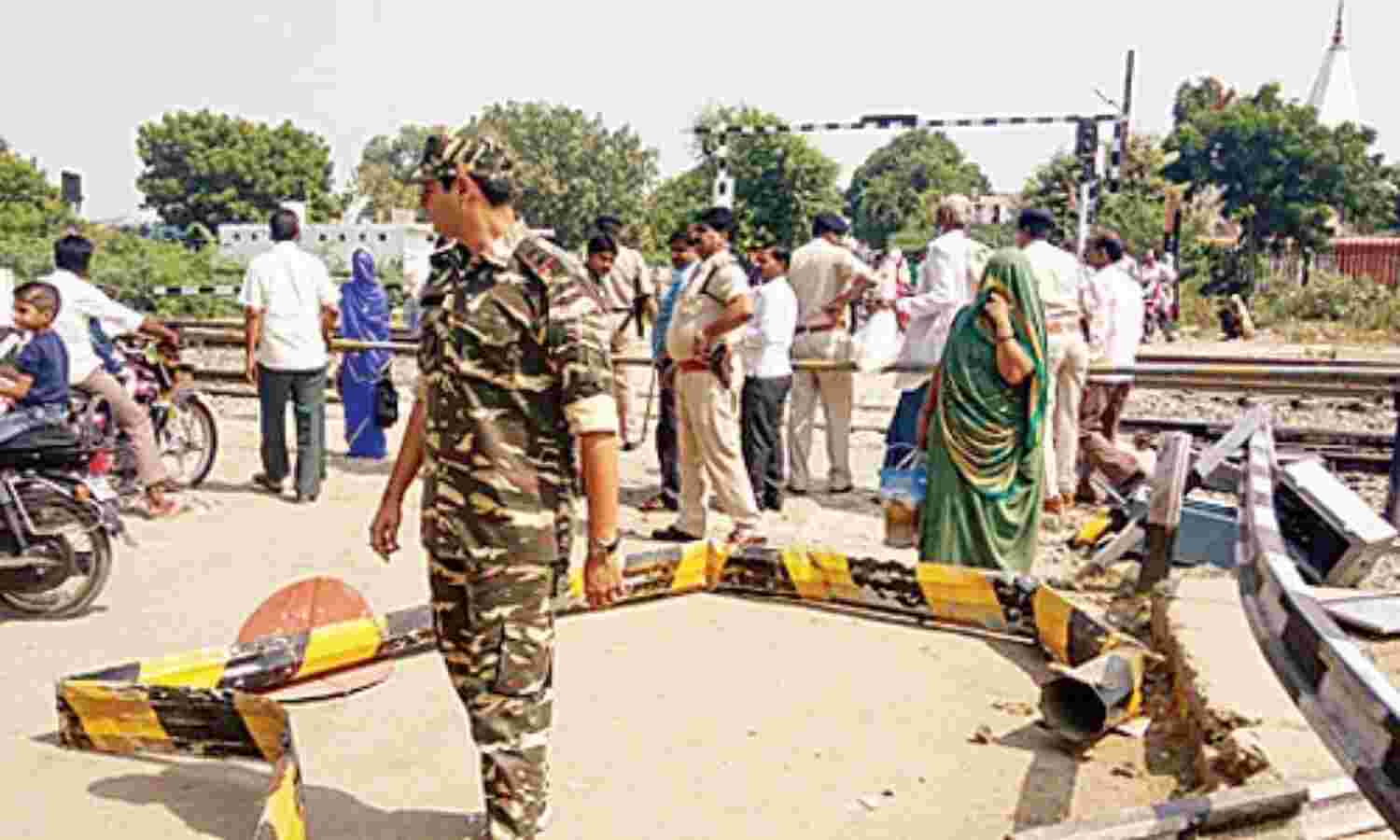 पुलिस से बचने भाग रहे ट्रैक्टर ने तोड़ा रेलवे क्रॉसिंग बैरियर पुलिस से बचने भाग रहे ट्रैक्टर ने तोड़ा रेलवे क्रॉसिंग बैरियर