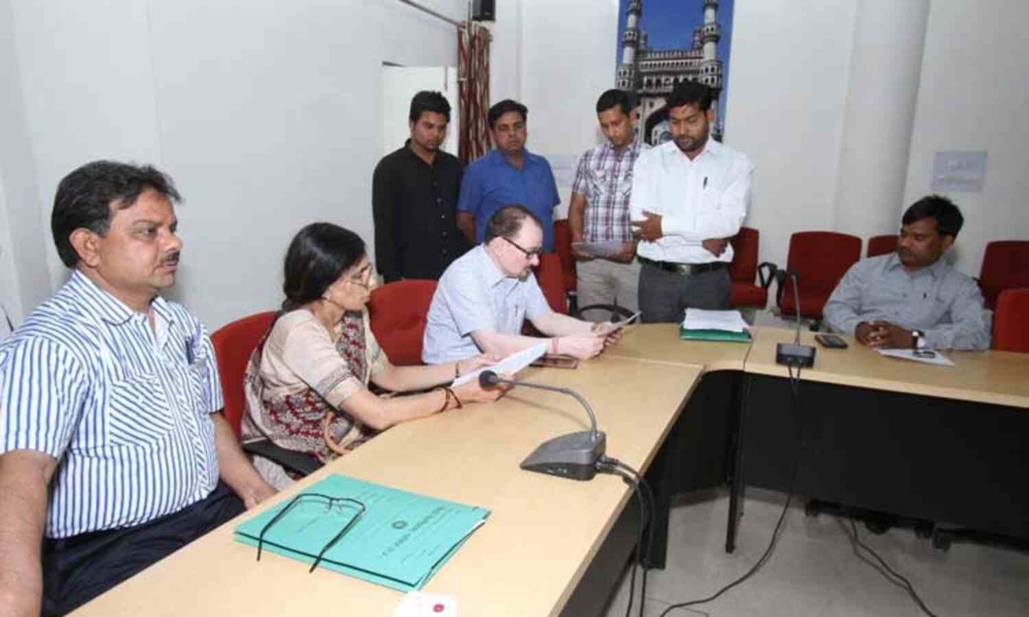 पुलिस ने समझा-बुझाकर धरना स्थल से हटाए उपद्रवी छात्र