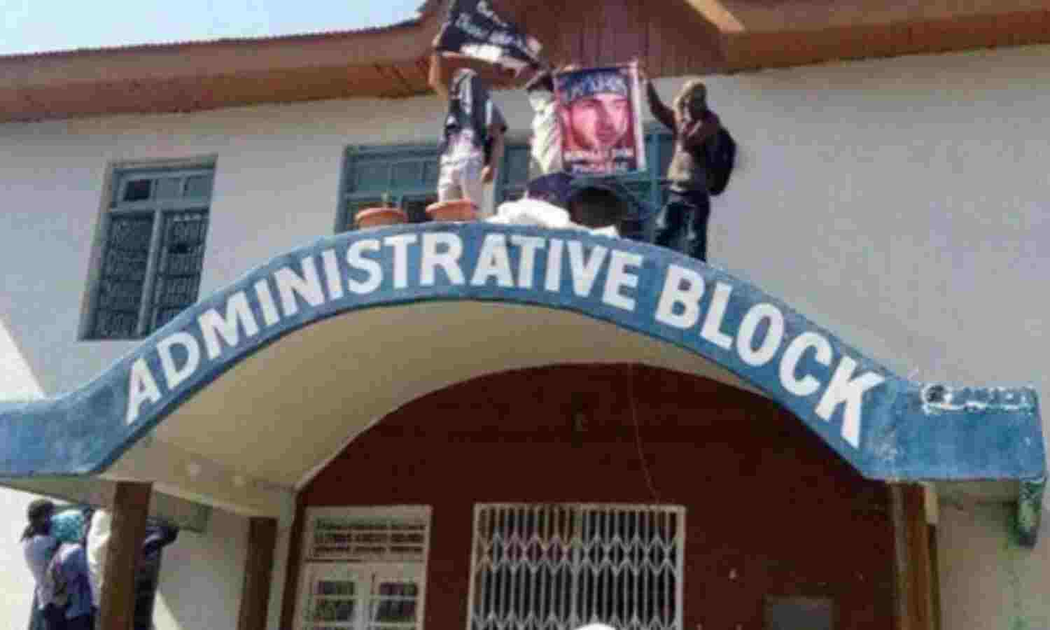 पुलवामा के कॉलेज में छात्रों ने दिखाया बुरहान वानी का पोस्टर और आईएस के झंडे