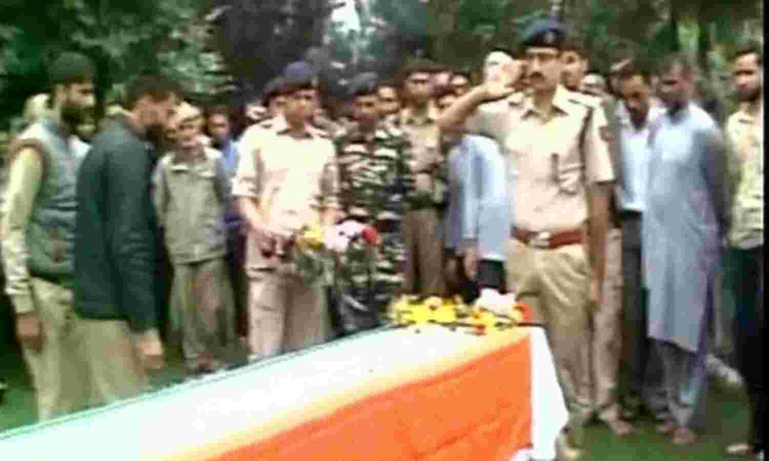 पुलवामा में आतंकी हमले में एक पुलिसकर्मी शहीद