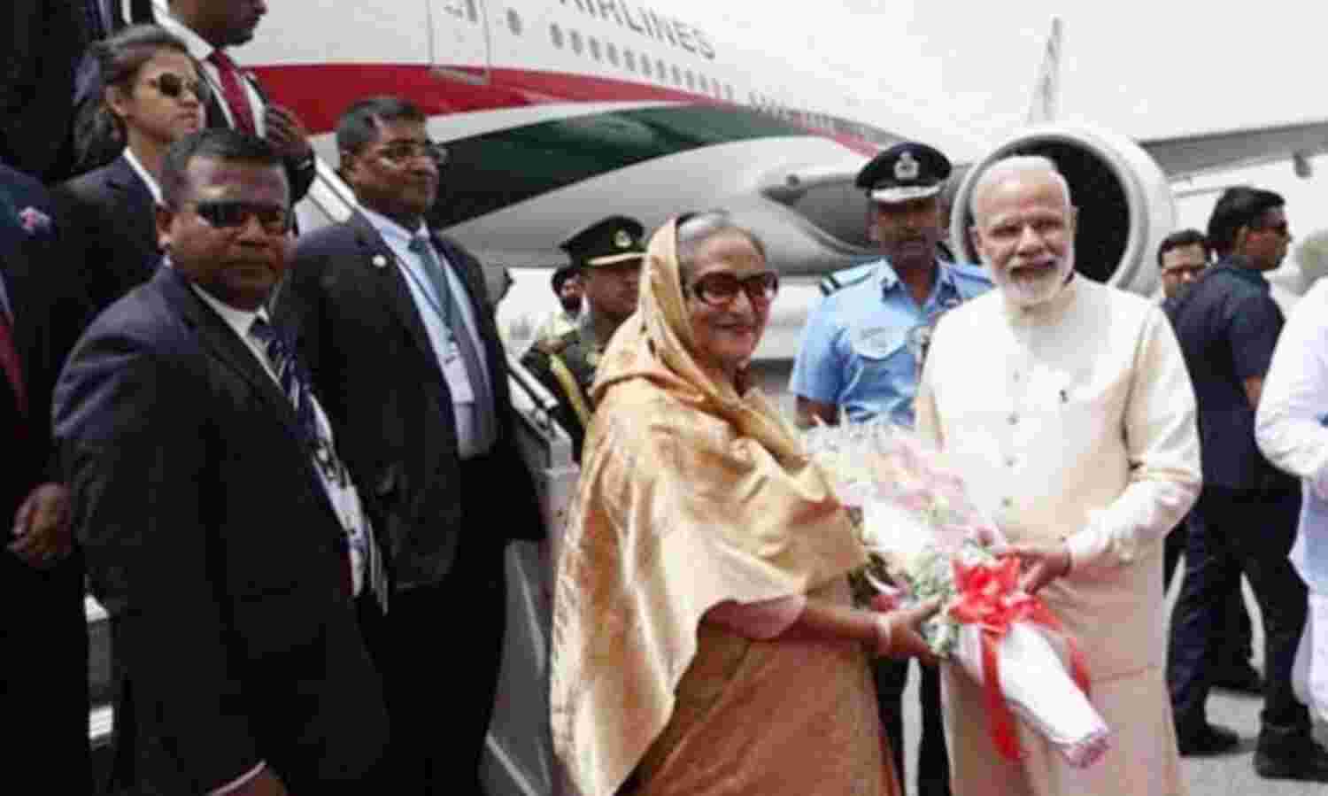 प्रोटोकॉल तोड़ शेख हसीना का स्वागत करने पहुंचे मोदी