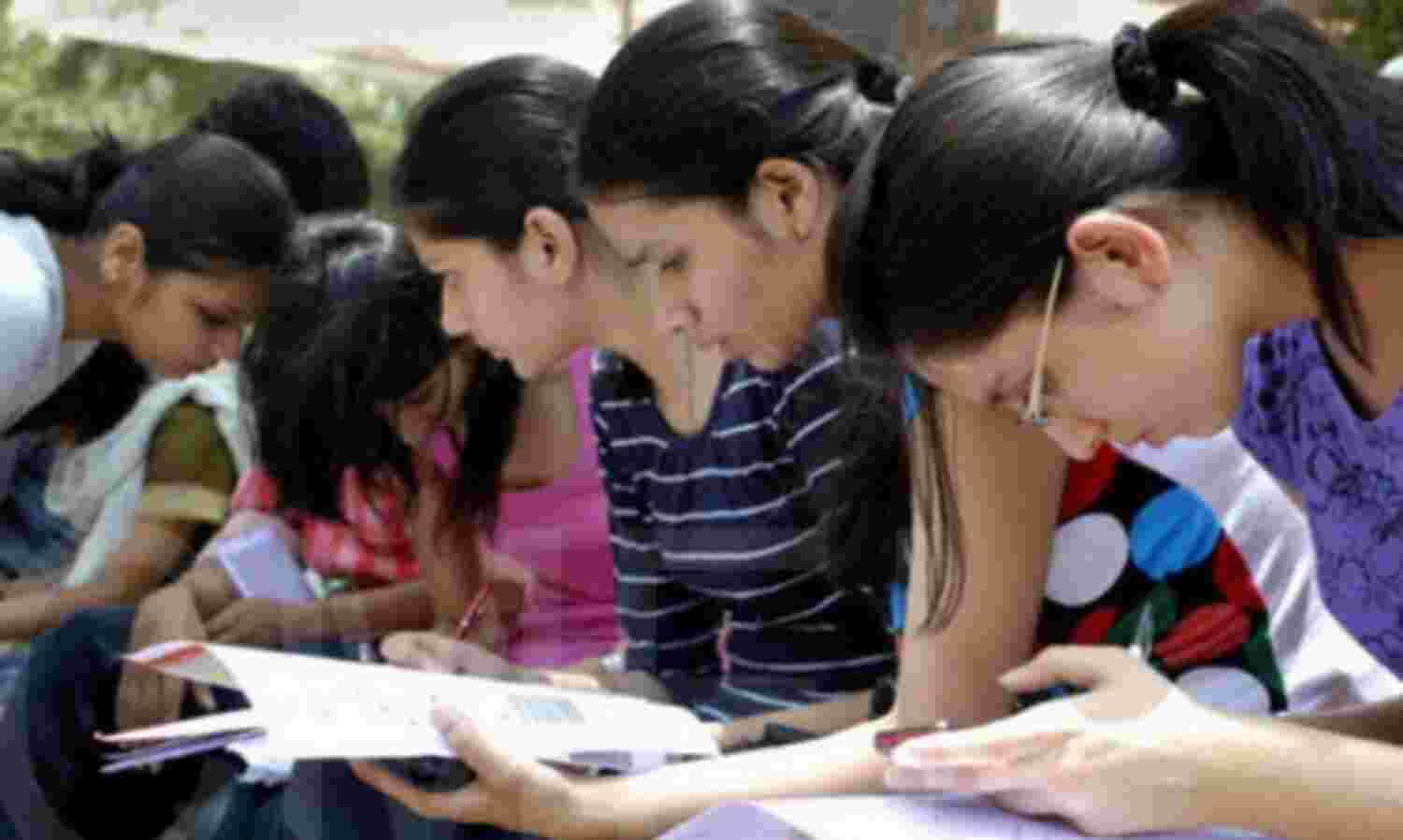 परीक्षा से घबराएं नहीं धैर्य से लें काम