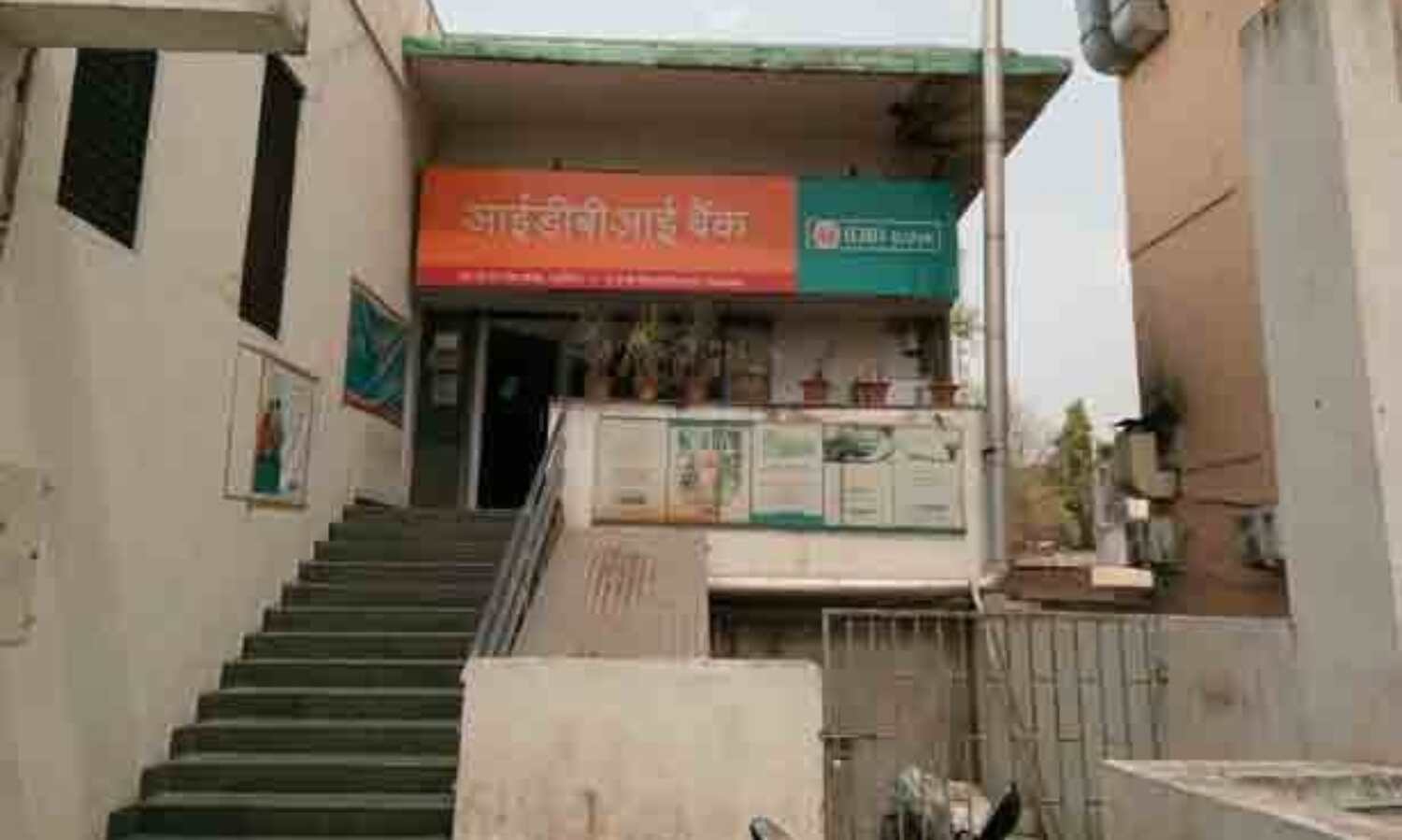 परिसर खाली करो वरना फिंकवा देंगे मलवा