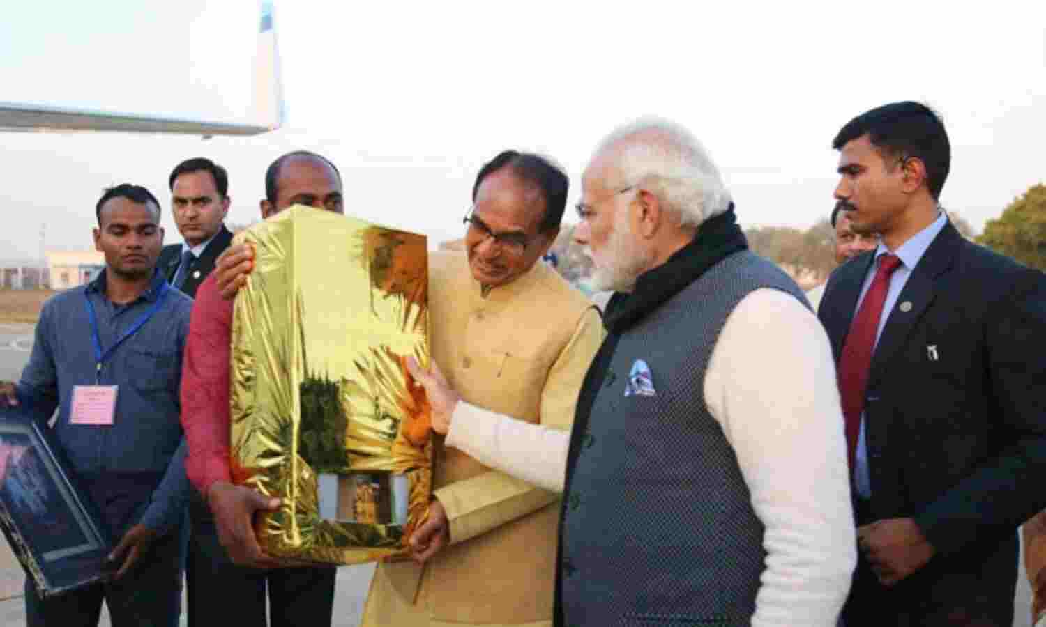 प्रधानमंत्री मोदी को मुख्यमंत्री चौहान ने दी भावभीनी विदाई