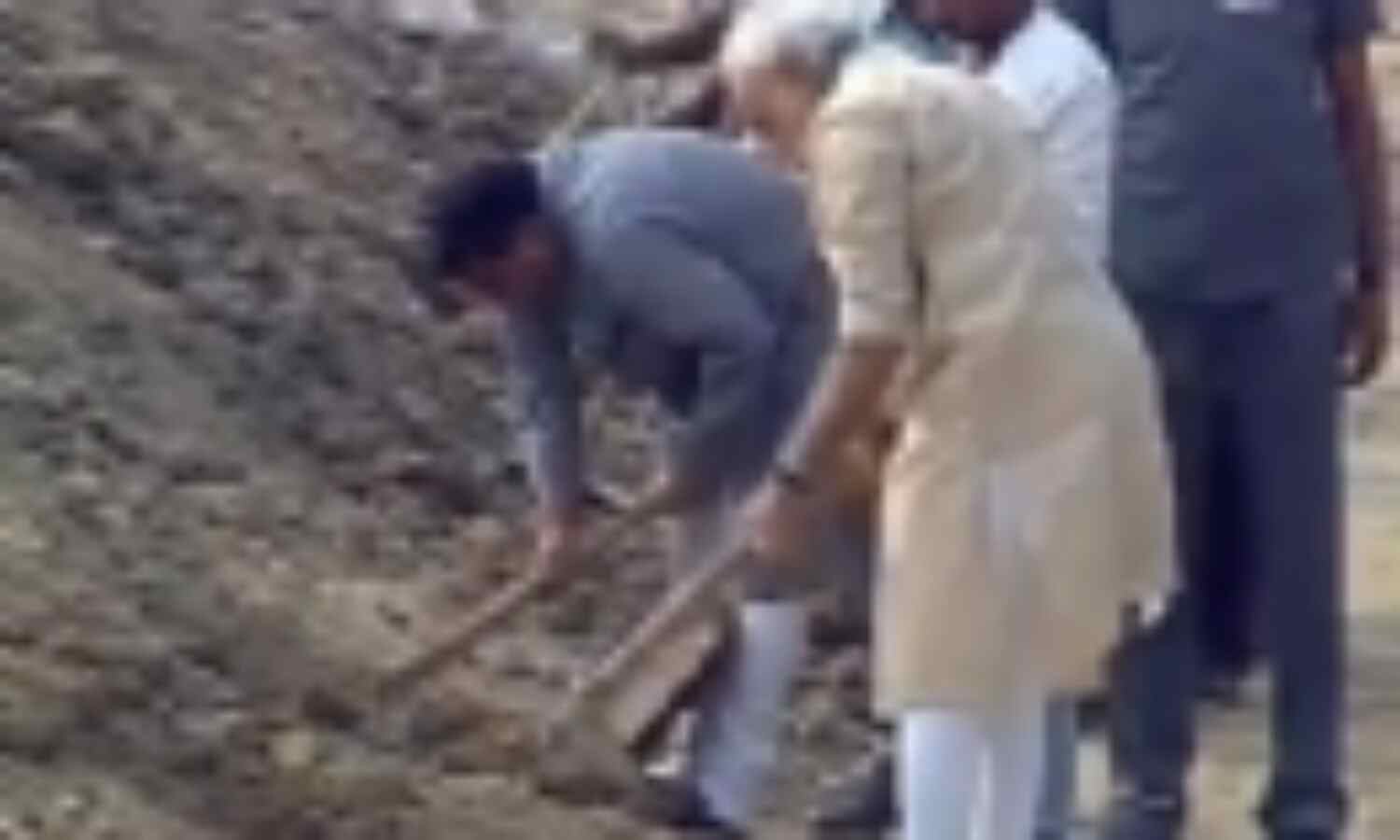 प्रधानमंत्री नरेंद्र मोदी ने अस्सी घाट पर की सफाई, 9 लोगों को किया नामित प्रधानमंत्री नरेंद्र मोदी ने अस्सी घाट पर की सफाई, 9 लोगों को किया नामित