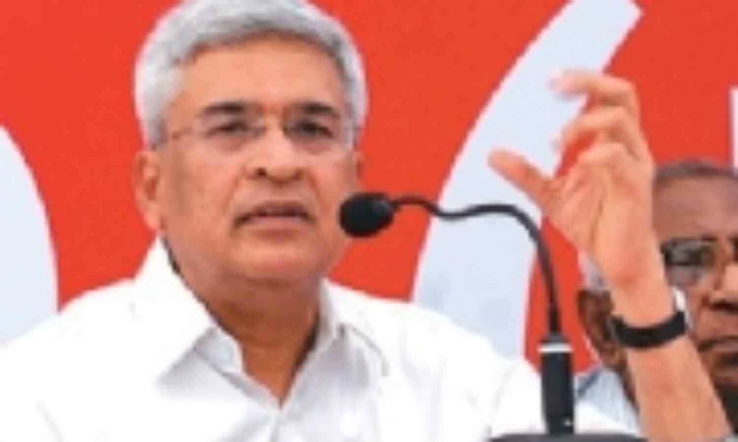 प्रधानमंत्री को शर्म नहीं आती: प्रकाश करात