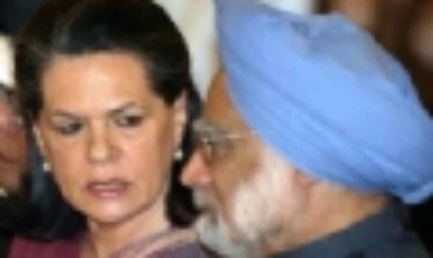 प्रधानमंत्री और सोनिया गांधी हमले का जायजा करने रायपूर पहुंचे प्रधानमंत्री और सोनिया गांधी हमले का जायजा करने रायपूर पहुंचे