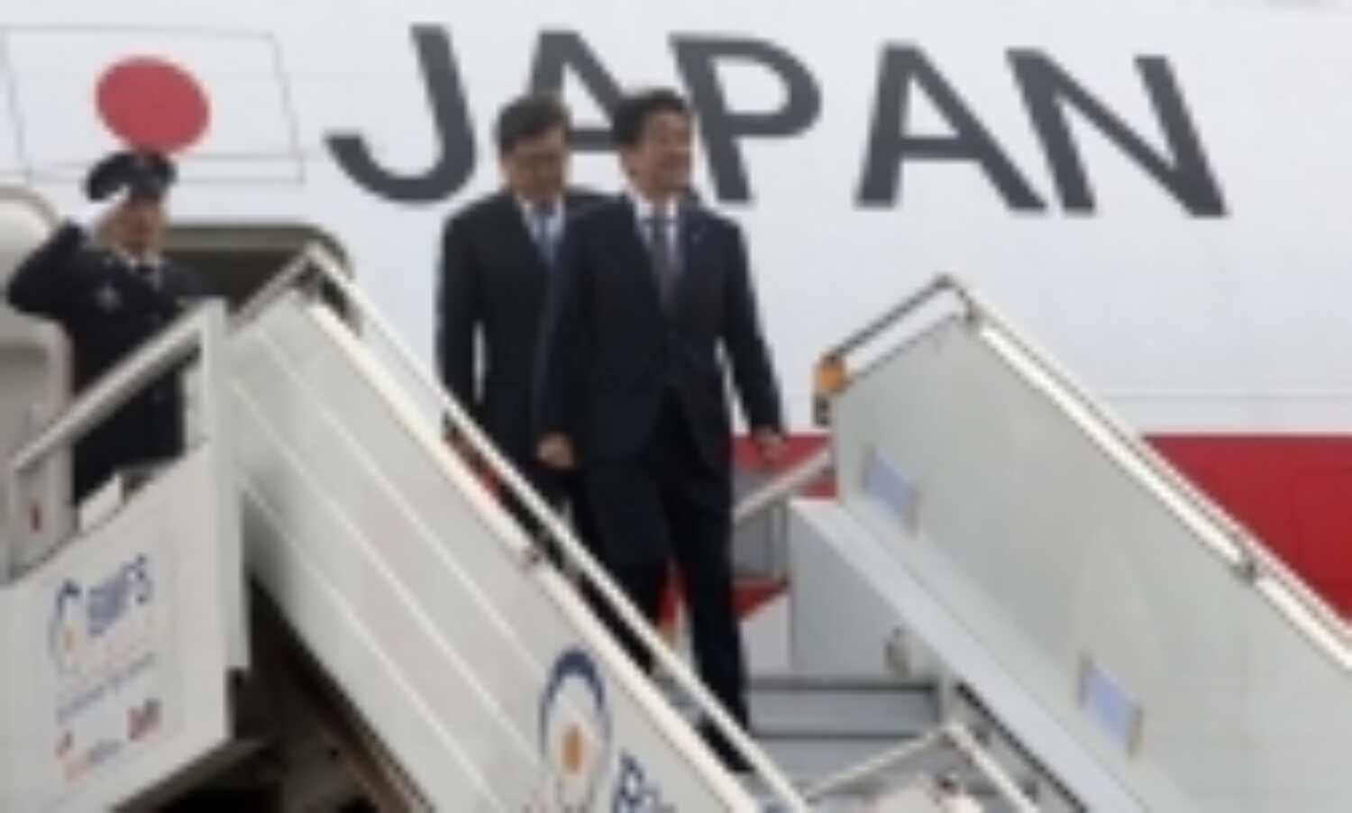 प्रधान मंत्री मोदी ने शिंज़ो आबे का स्वागत किया प्रधान मंत्री मोदी ने शिंज़ो आबे का स्वागत किया