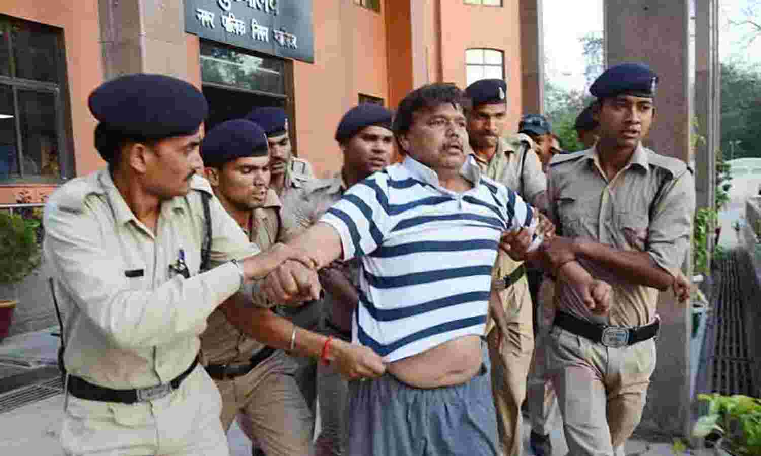 प्रतिष्ठा की लड़ाई में जनता की फजीहत