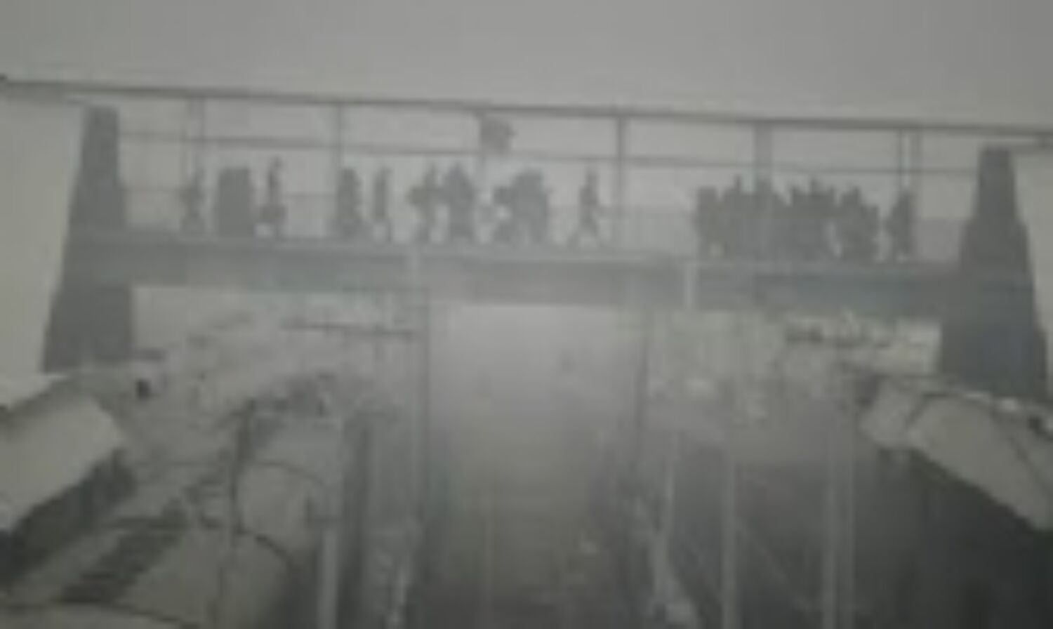 पूरे देश में शीतलहर का प्रकोप, 150 गाडियां विलंबित