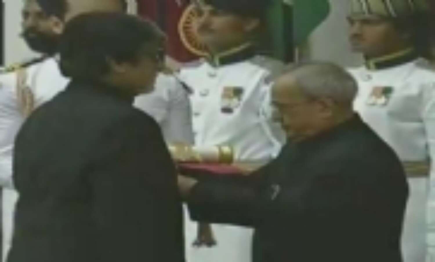 पद्म विभूषण पुरस्कार से सम्मानित हुए अमिताभ बच्चन पद्म विभूषण पुरस्कार से सम्मानित हुए अमिताभ बच्चन