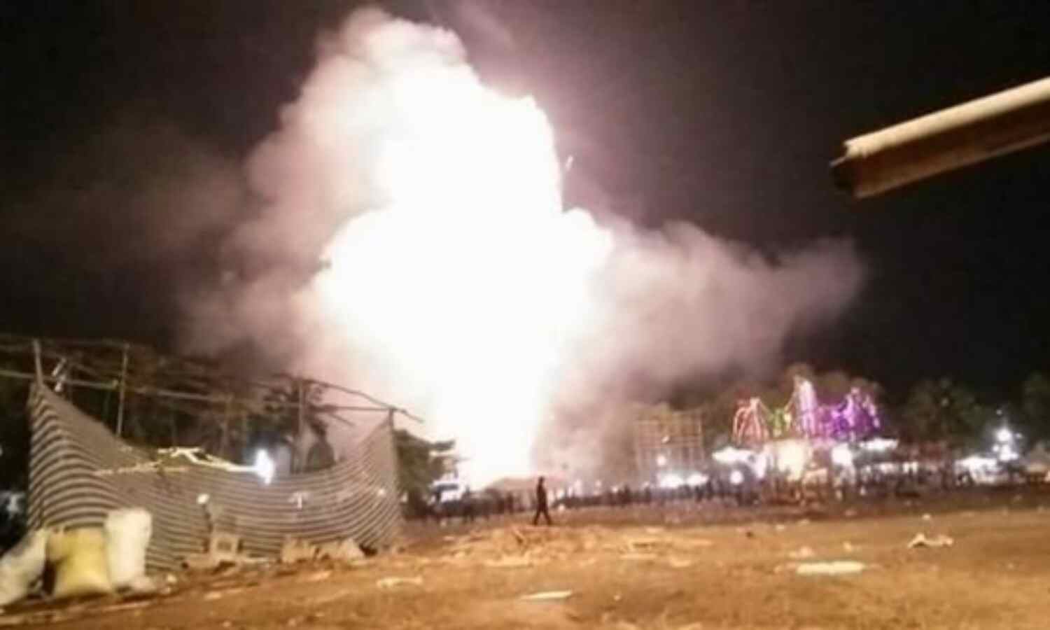 पुत्तिंगल मंदिर हादसा: प्रबंधन समिति के पांच फरार सदस्यों ने सरेंडर किया पुत्तिंगल मंदिर हादसा: प्रबंधन समिति के पांच फरार सदस्यों ने सरेंडर किया