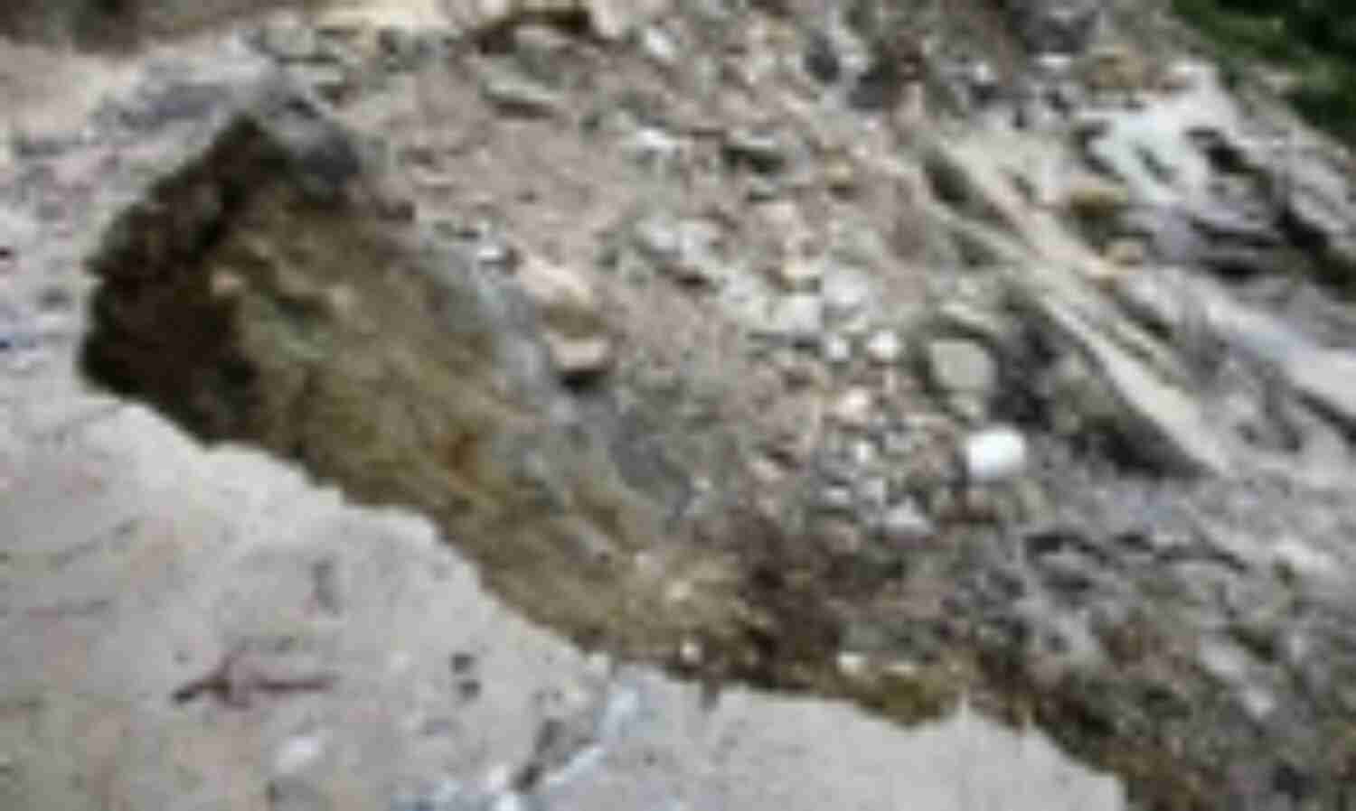 पुणे में भूस्खलन, आठ की मौत, सैकड़ों फंसे पुणे में भूस्खलन, आठ की मौत, सैकड़ों फंसे