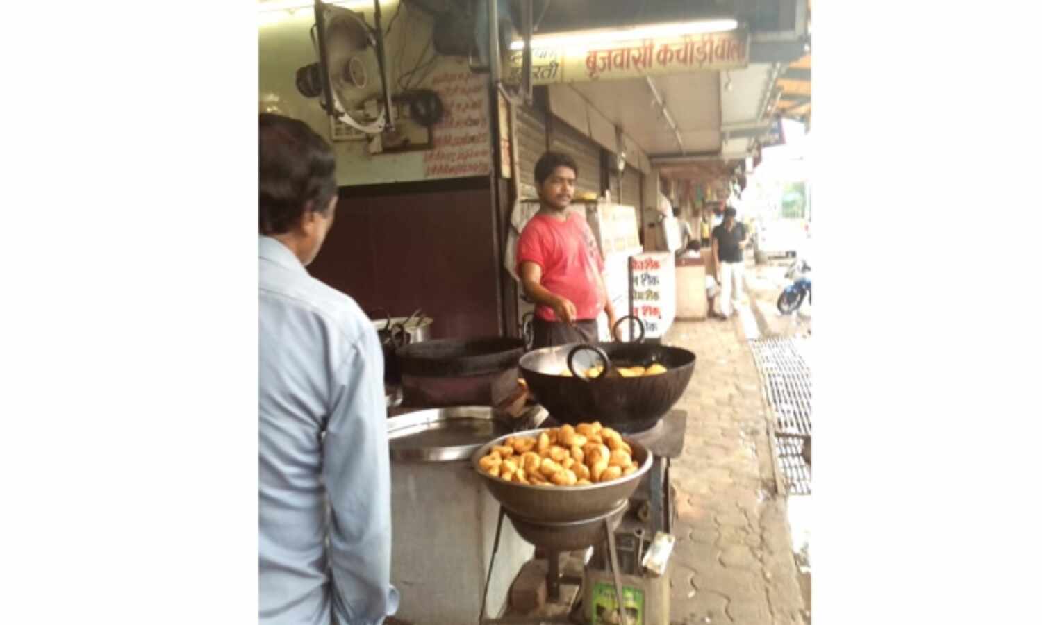 पड़ाव पुलिस की मेहरबानी : देर रात तक गुलजार रहती है स्टेशन बजरिया