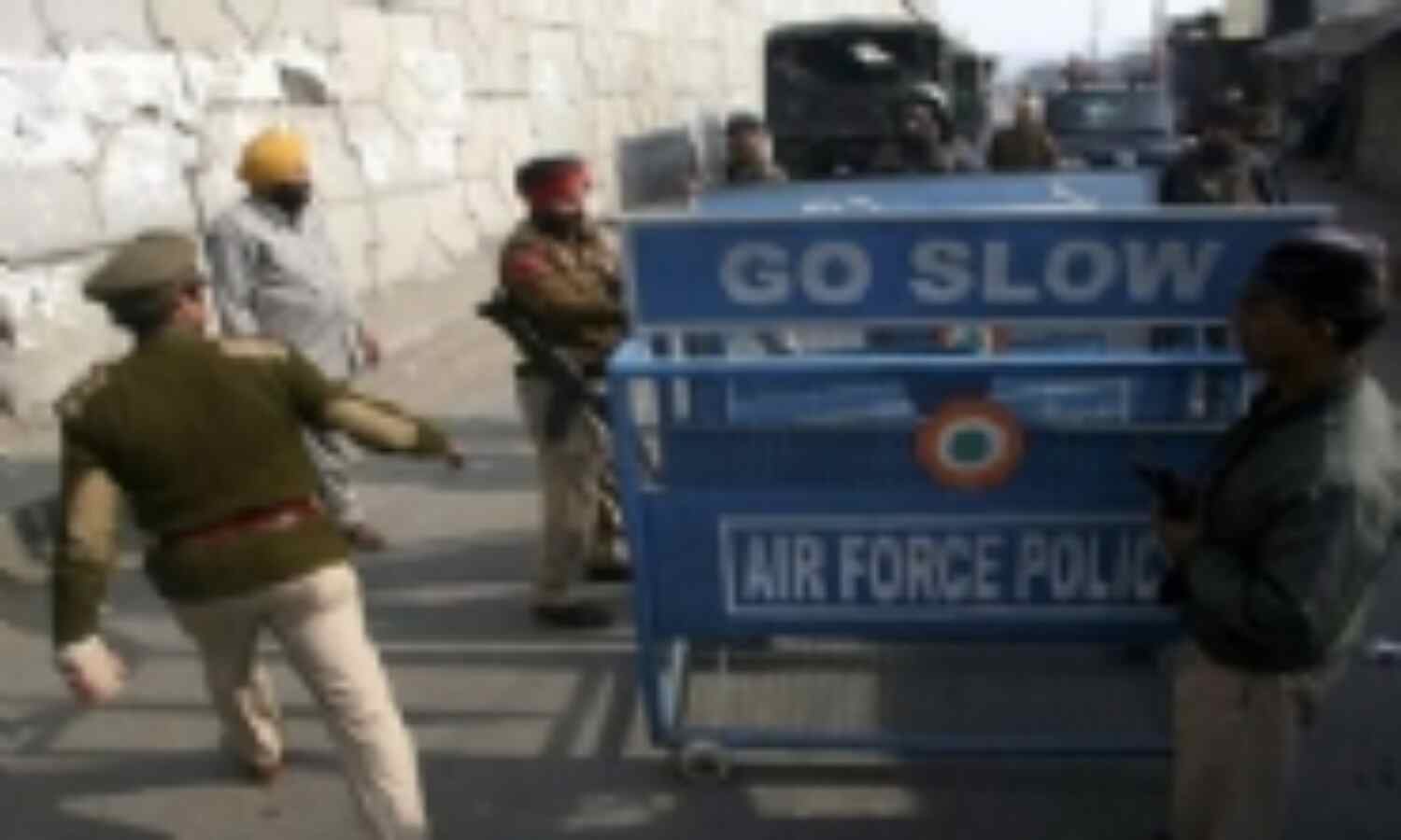 पठानकोट हमला: 20 रुपये देकर एयरबेस में घुस जाते थे लोग पठानकोट हमला: 20 रुपये देकर एयरबेस में घुस जाते थे लोग