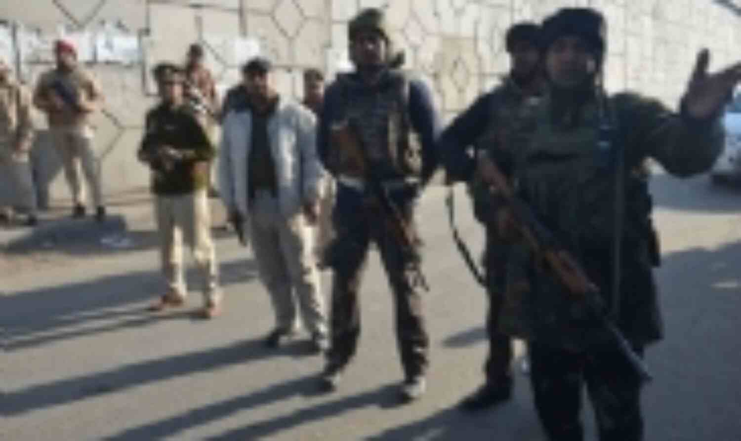 पठानकोट एयरबेस में तलाशी अभियान जारी पठानकोट एयरबेस में तलाशी अभियान जारी