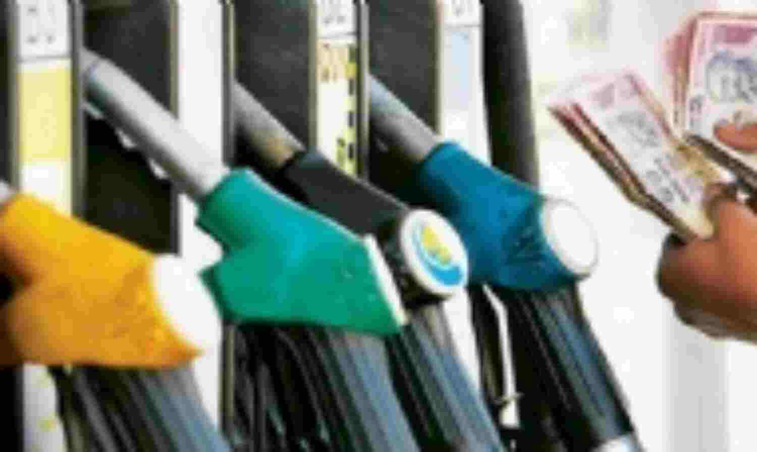 पेट्रोल-डीजल की कीमत में मामूली राहत पेट्रोल-डीजल की कीमत में मामूली राहत