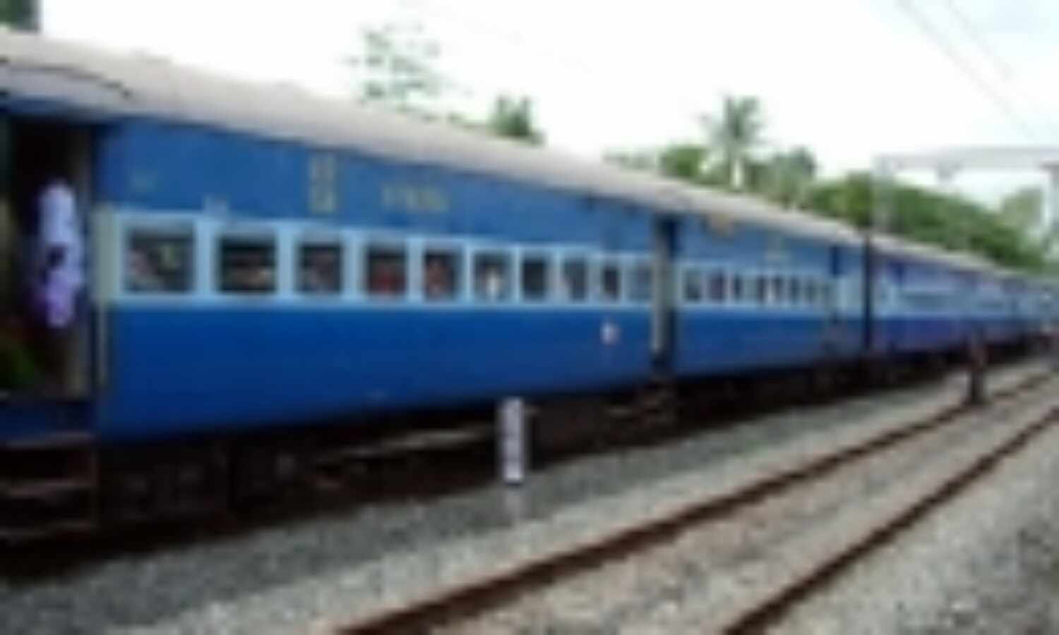 पटरी से उतरी पूर्वा एक्सप्रेस,हताहत की कोई खबर नहीं