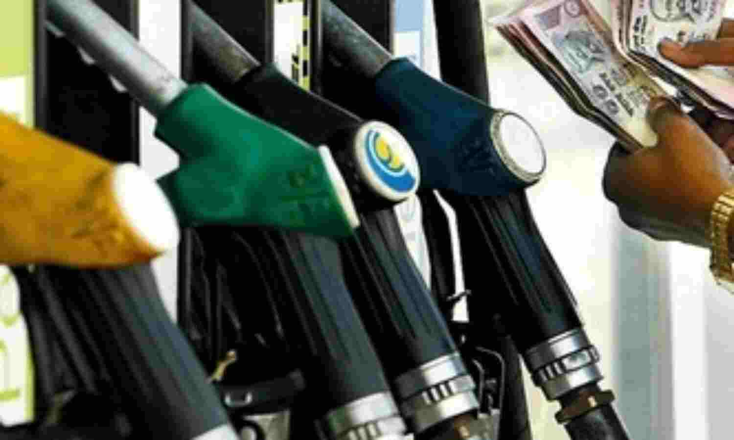 पेट्रोल 32 पैसे प्रति लीटर सस्ता, डीजल 28 पैसे महंगा