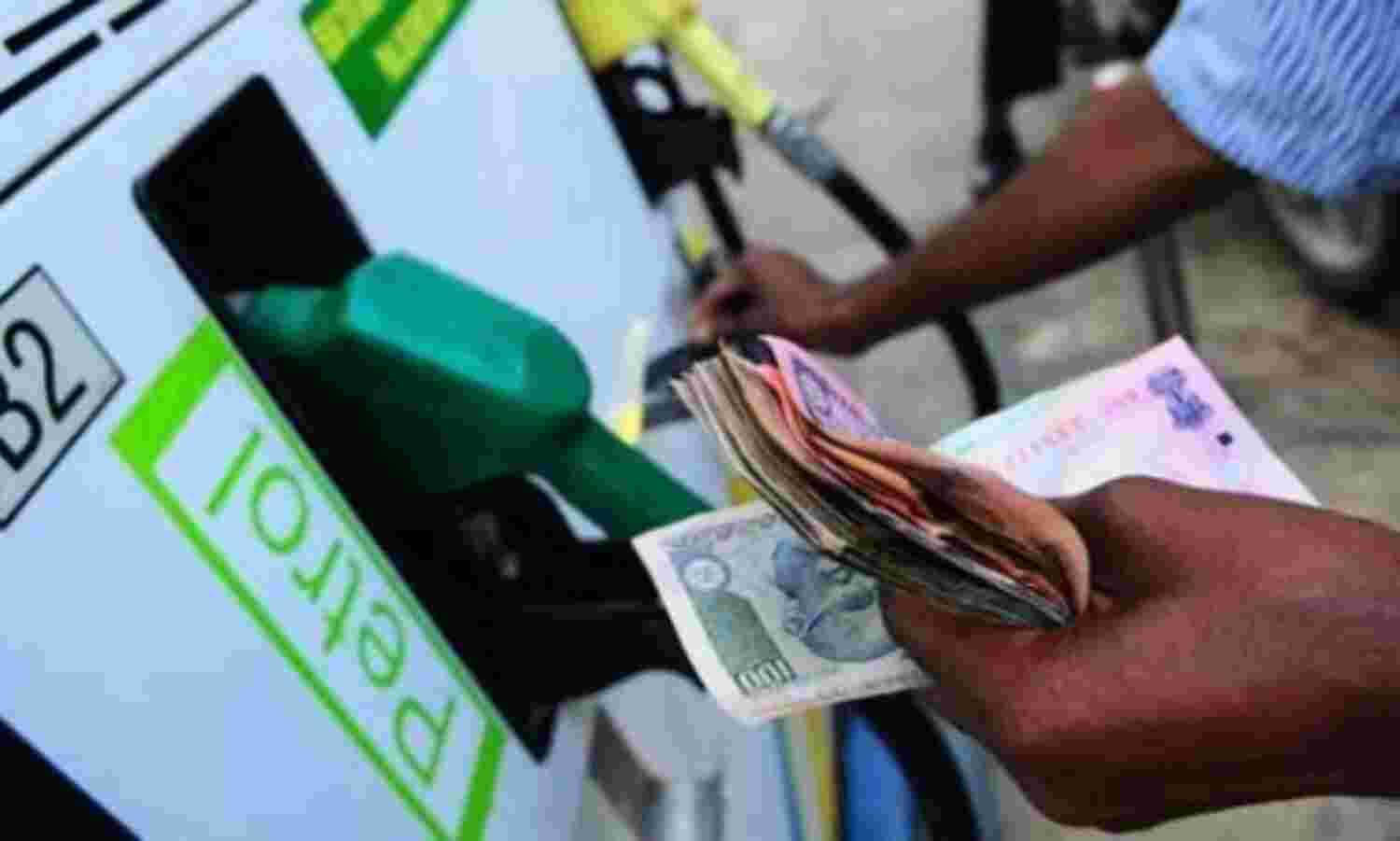 पेट्रोल 58 पैसे प्रति लीटर महंगा, डीजल 31 पैसे सस्ता