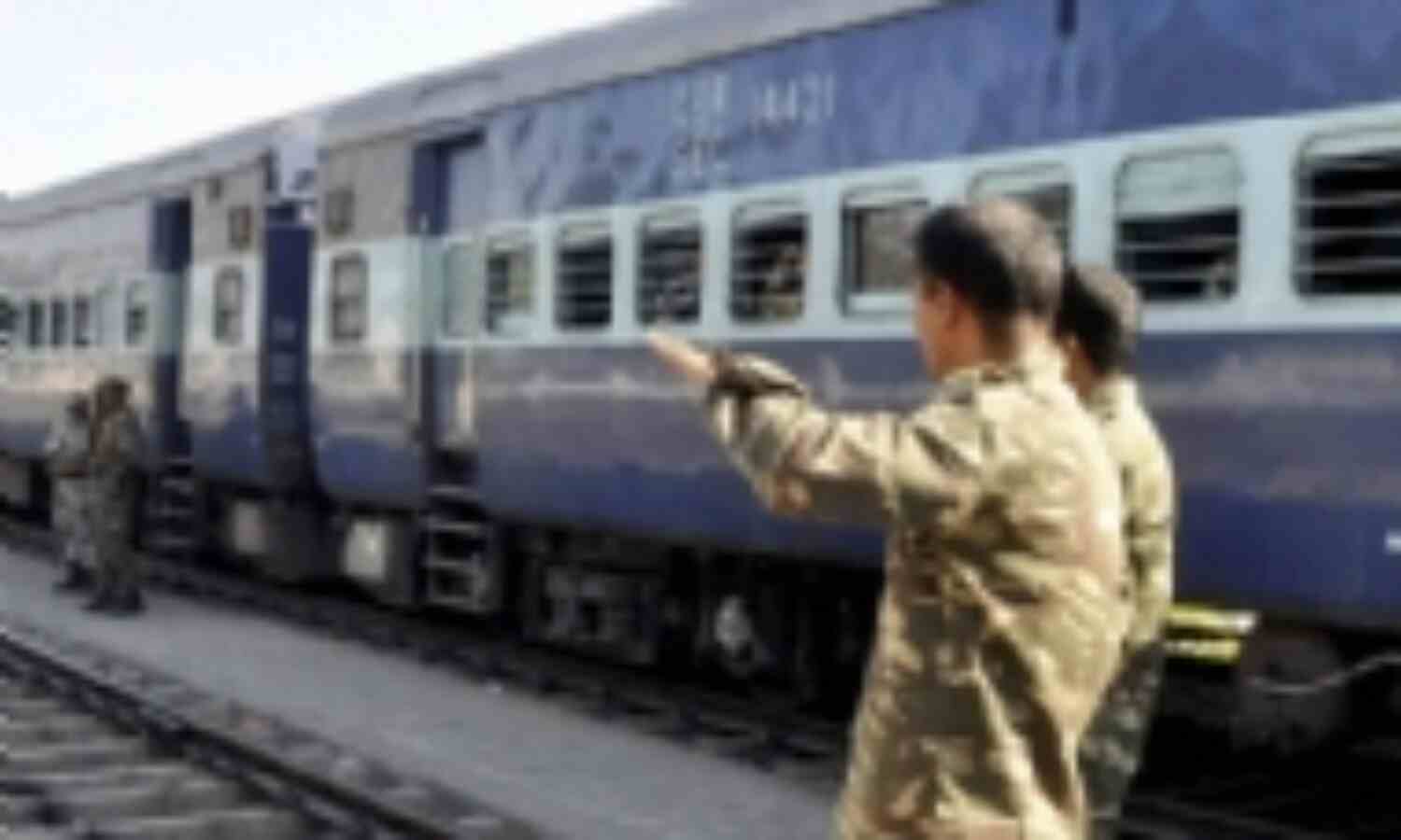 पटरी से उतर मंदिर में घुसी ट्रेन पटरी से उतर मंदिर में घुसी ट्रेन