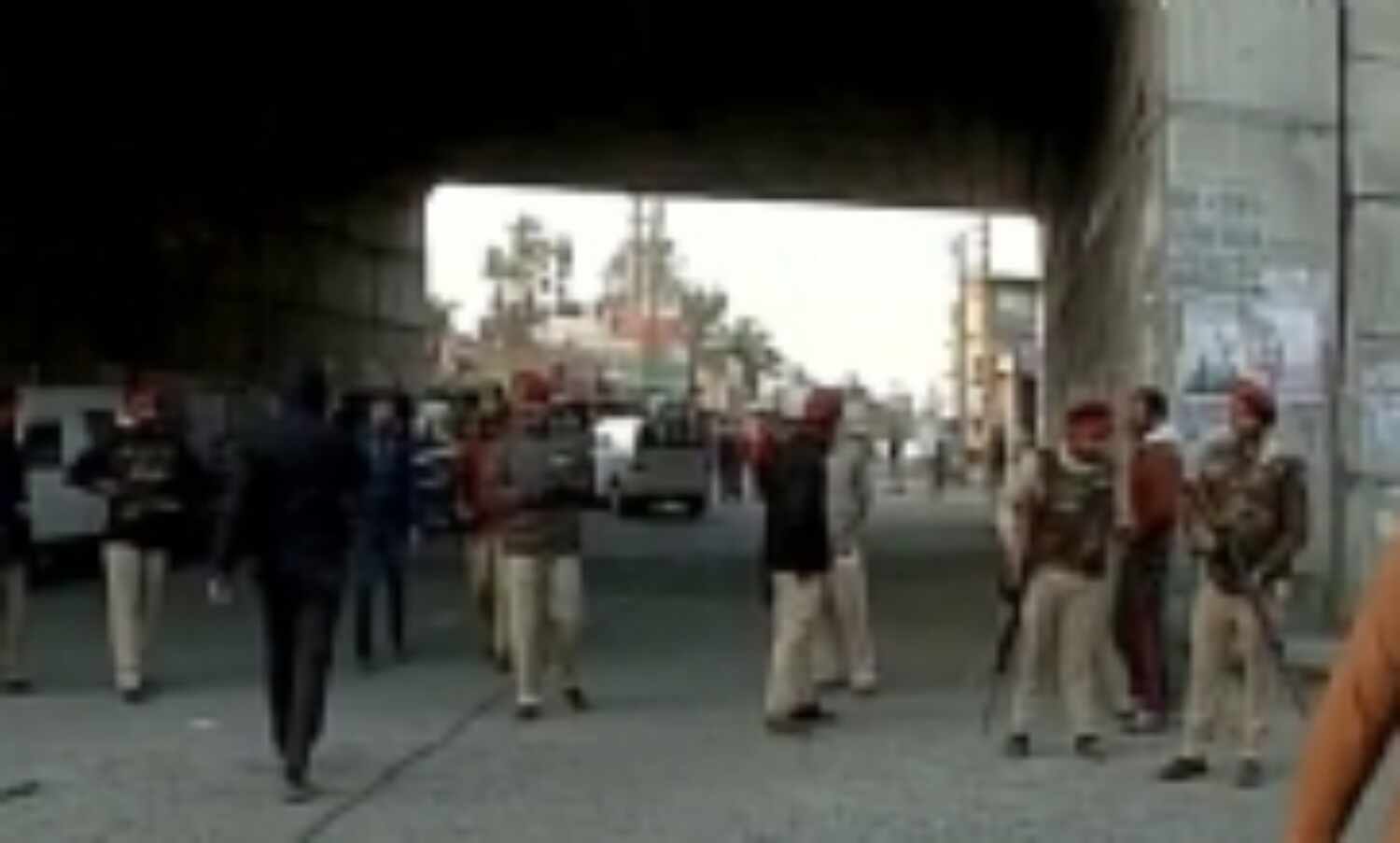 पंजाब के पठानकोट में एयरफोर्स बेस पर आतंकी हमला, 3 जवान शहीद, 4 आतंकी ढेर पंजाब के पठानकोट में एयरफोर्स बेस पर आतंकी हमला, 3 जवान शहीद, 4 आतंकी ढेर