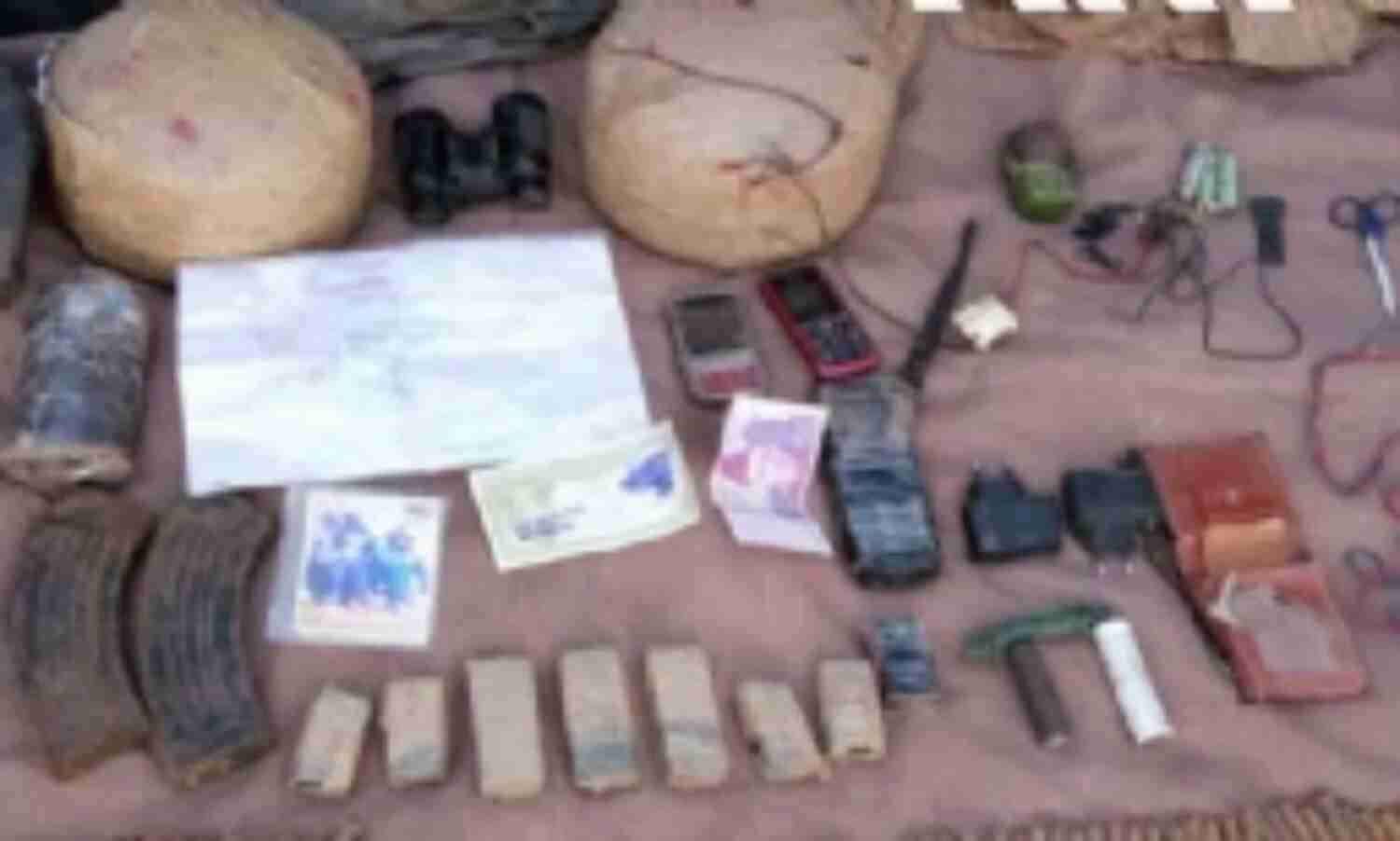 पुंछ में आतंकवादियों के ठिकाने से भारी मात्रा में हथियार और विस्फोटक बरामद पुंछ में आतंकवादियों के ठिकाने से भारी मात्रा में हथियार और विस्फोटक बरामद