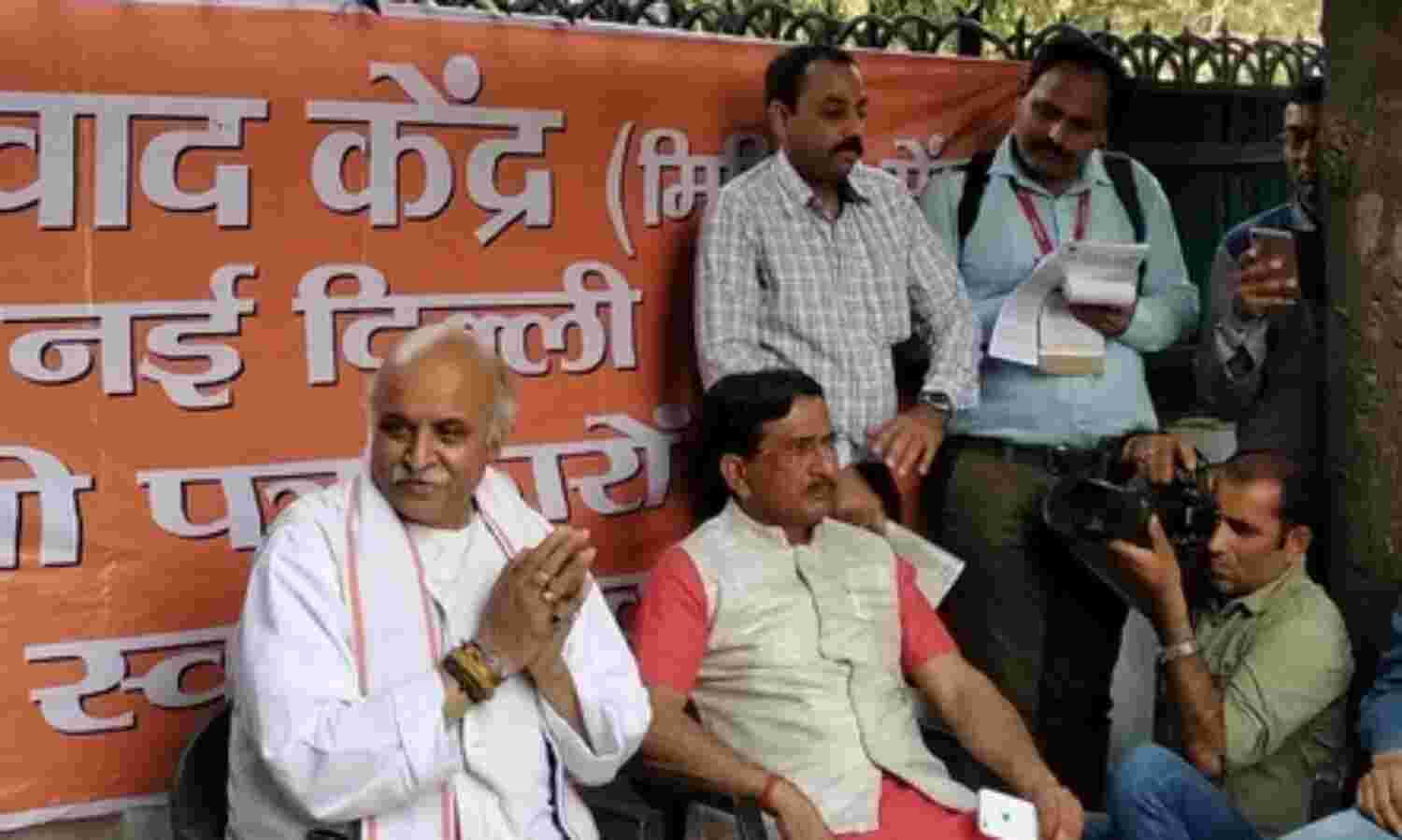 नवाज से मिल सकते हैं प्रधानमंत्री तो क्या मुझसे नहीं मिल सकते : तोगड़िया