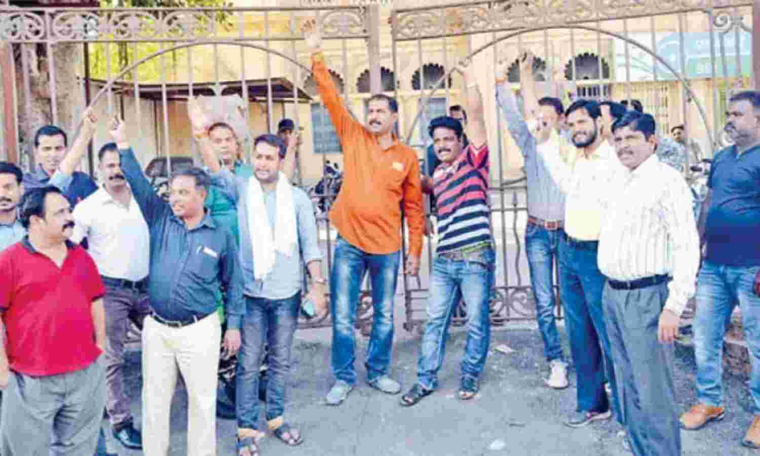 ननि ने मराठा बोर्डिंग में जड़ा ताला, बाद में खोला