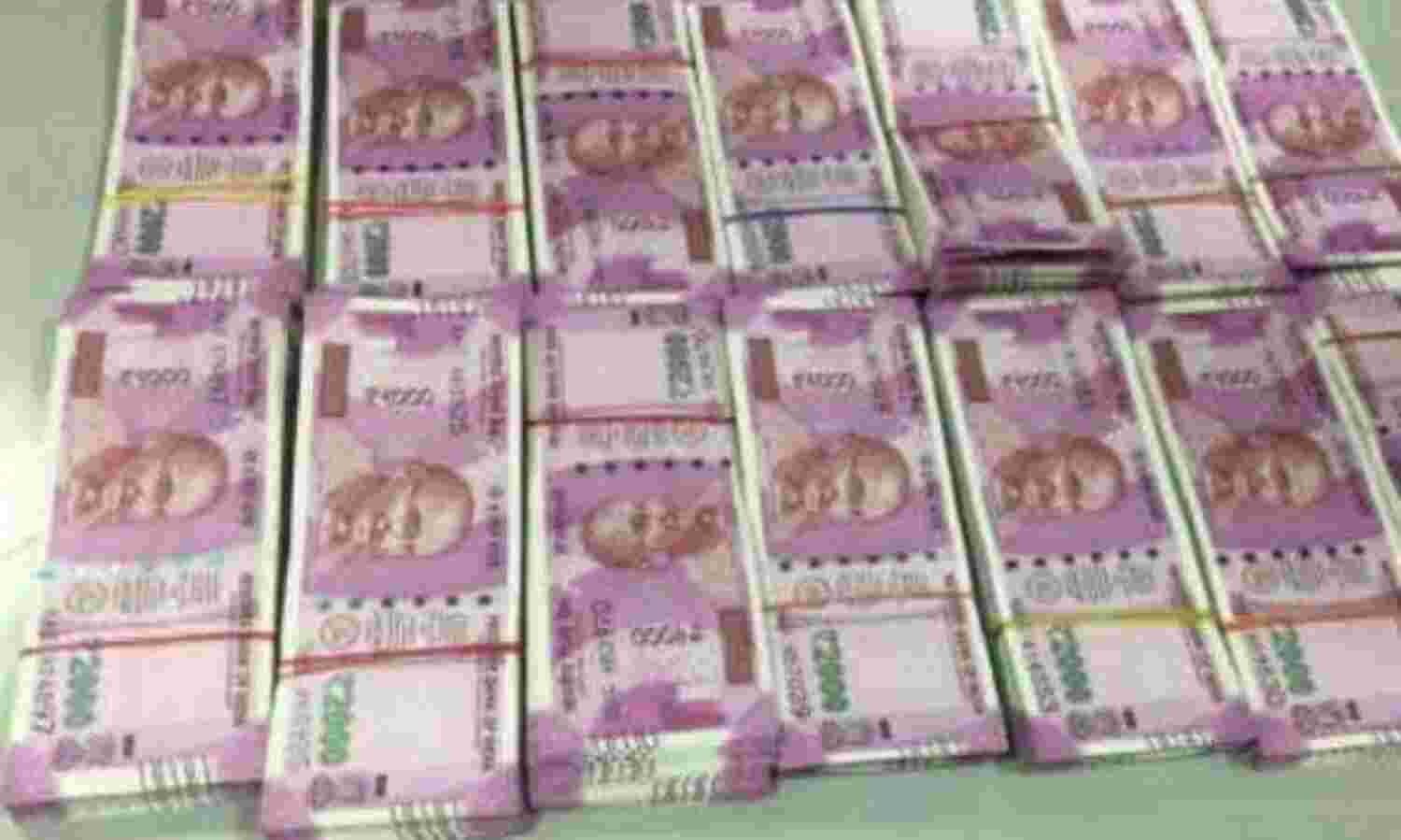 नए नोटों में पकड़े जा रही ब्लैकमनी का सिलसिला जारी, मुंबई में कार से मिले 1.40 करोड के नए नोट नए नोटों में पकड़े जा रही ब्लैकमनी का सिलसिला जारी, मुंबई में कार से मिले 1.40 करोड के नए नोट