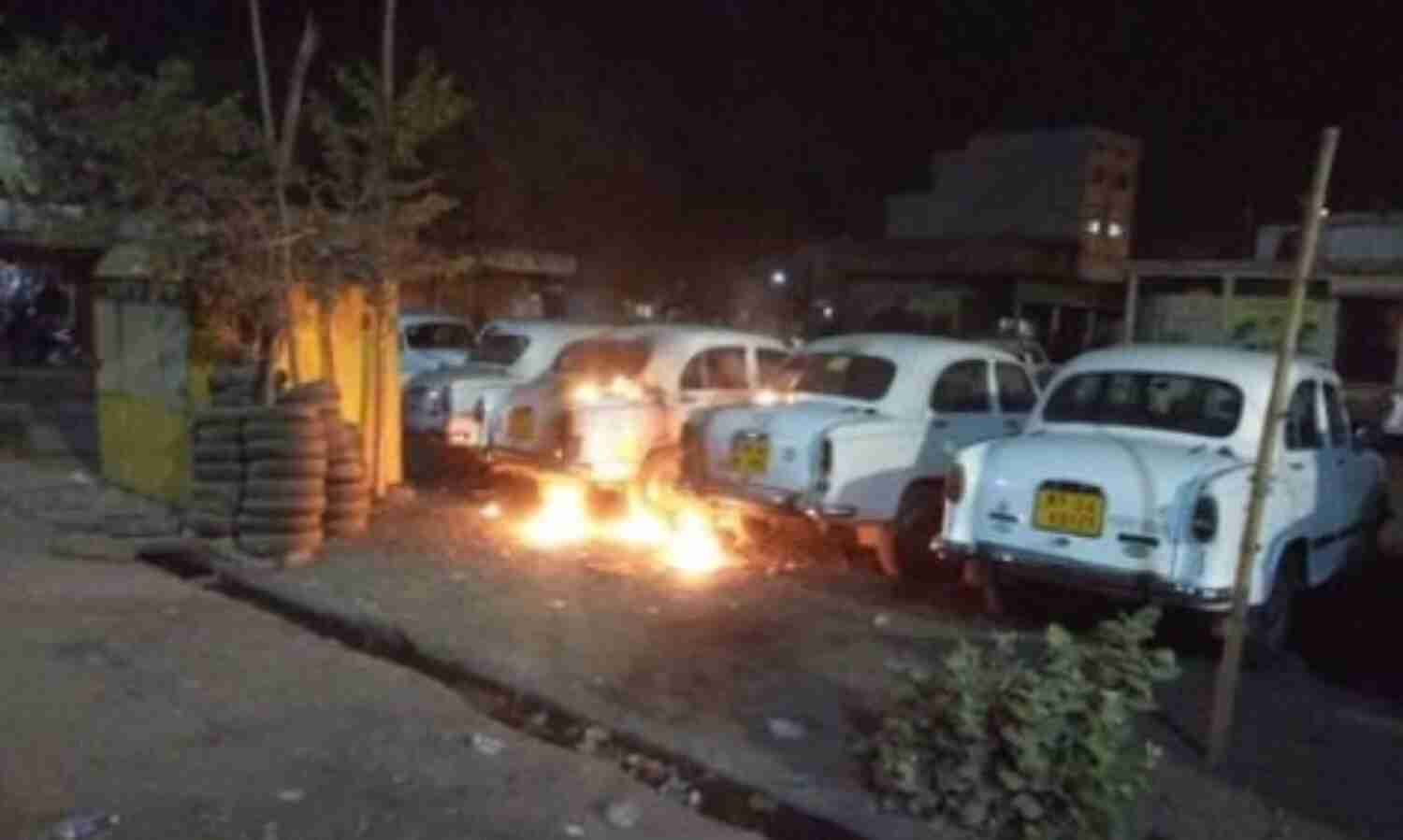 धार्मिक जुलुस पर हमले के बाद भडक़ी हिंसा, कई वाहन फूंके धार्मिक जुलुस पर हमले के बाद भडक़ी हिंसा, कई वाहन फूंके