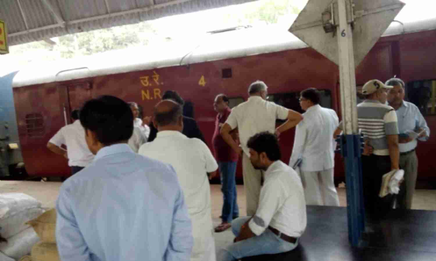 धरी रह गईं सारी तैयारियां, ट्रेन से नीचे नहीं उतरे चेयरमैन