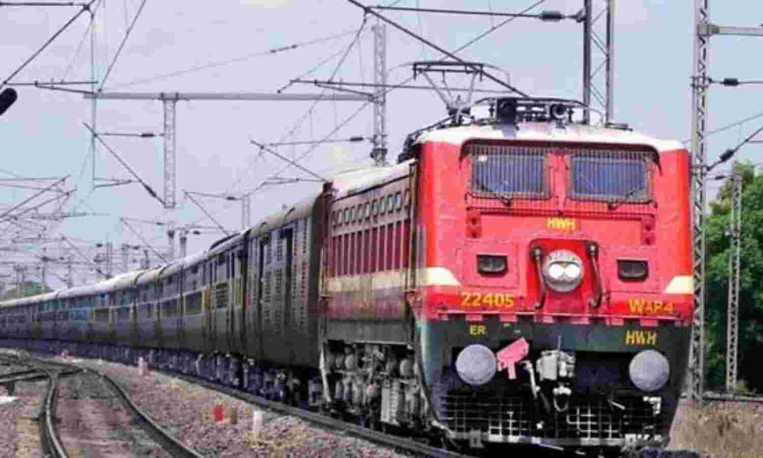 धुंध से दिल्ली-झांसी मार्ग पर ट्रेनों की थम गई रफ्तार