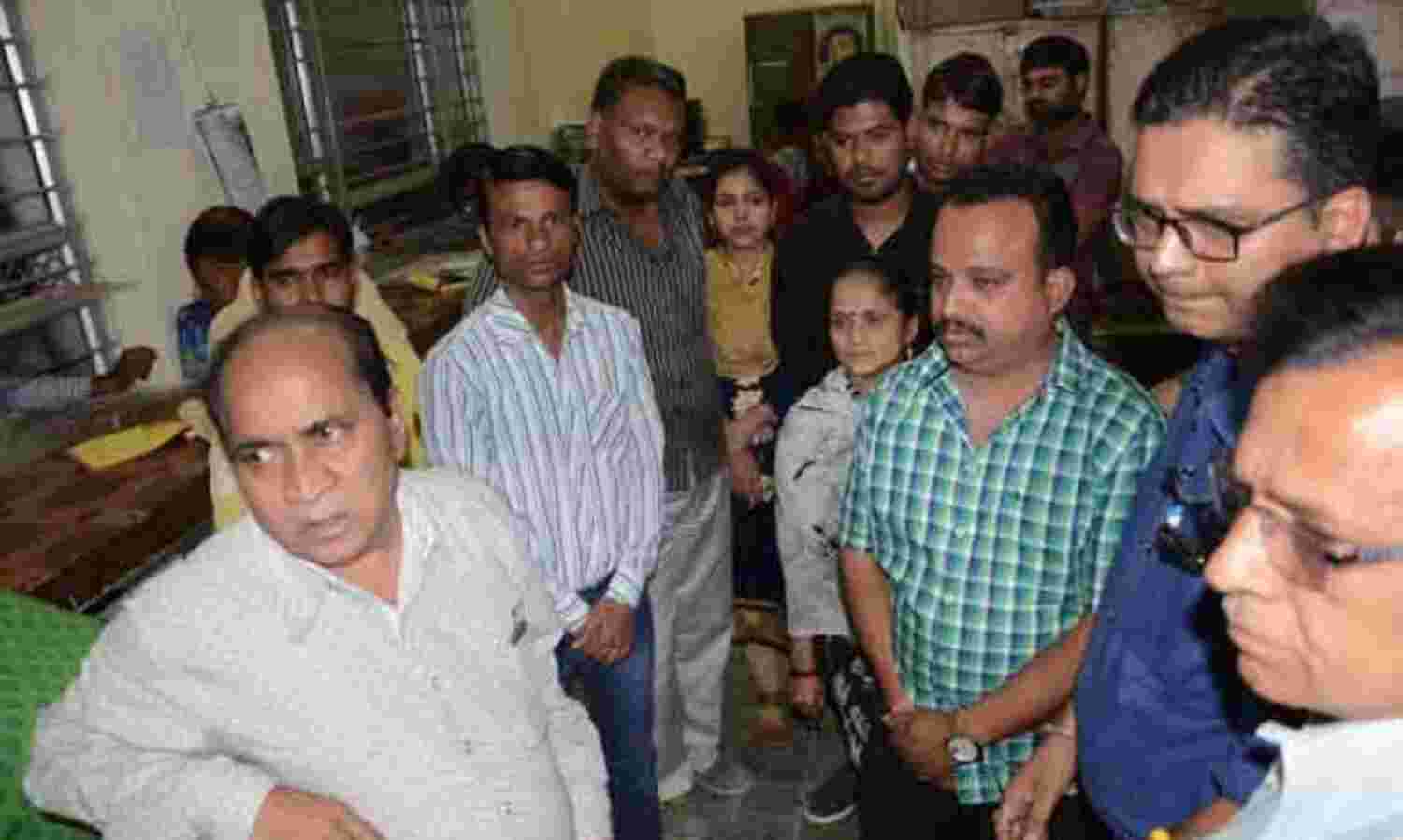 दो माह का वेतन न मिलने से गुस्साए आॅपरेटरों ने किया काम बंद