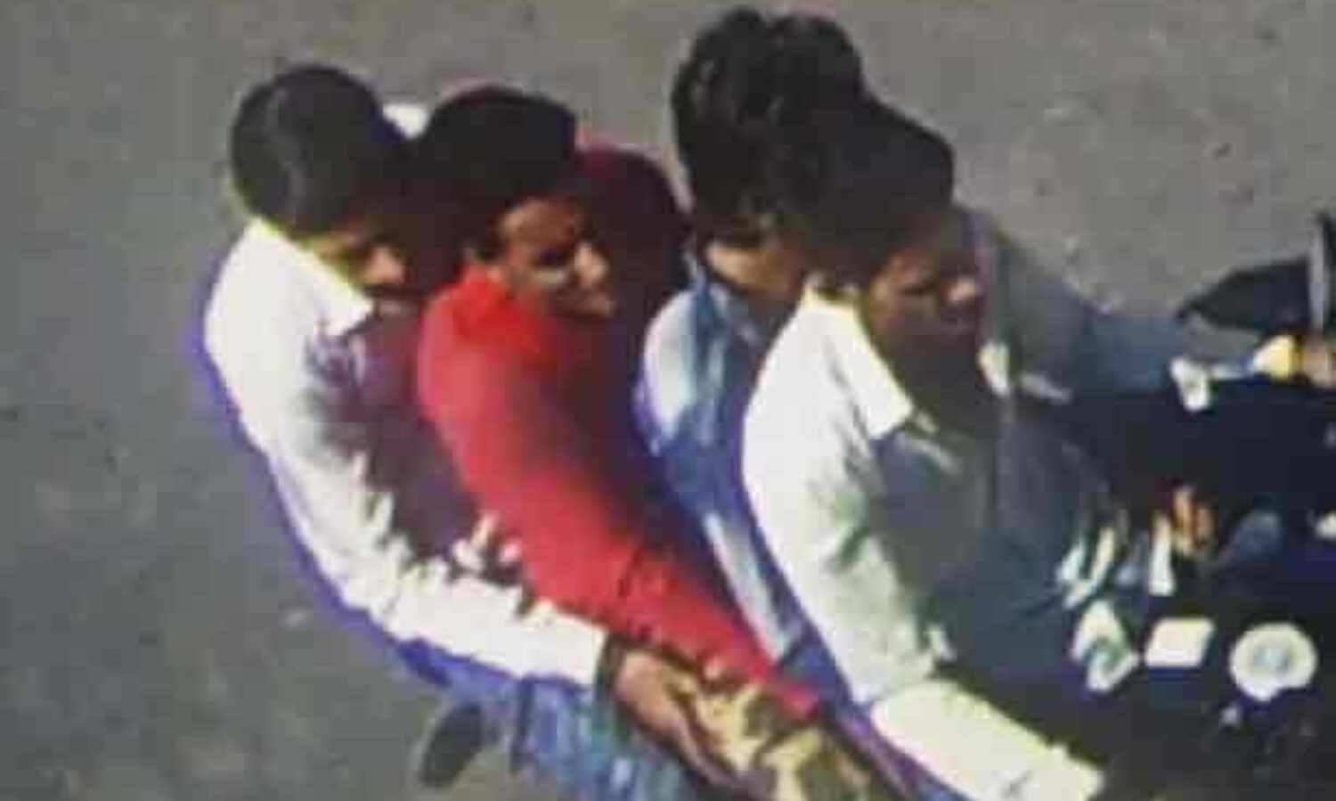 दो मोबाइल व 25 हजार उड़ाते चोर कैमरे में कैद