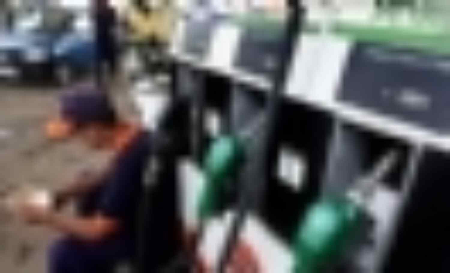 दो रुपये प्रति लीटर महंगा हुआ पेट्रोल