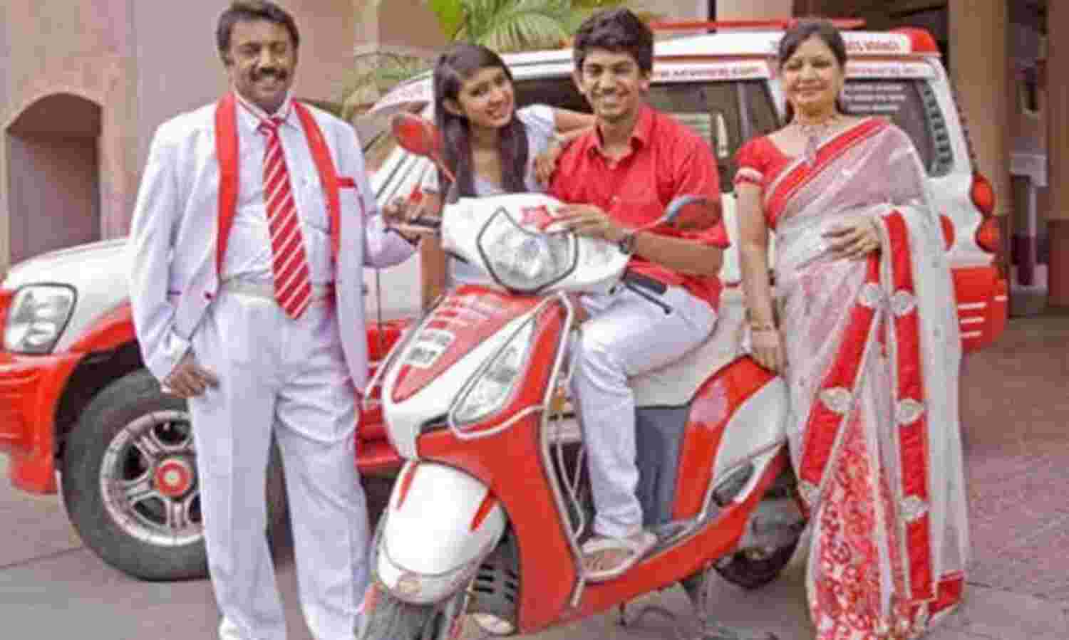 दीवानगी ऐसी कि हर चीज रंग दी लाल और सफेद