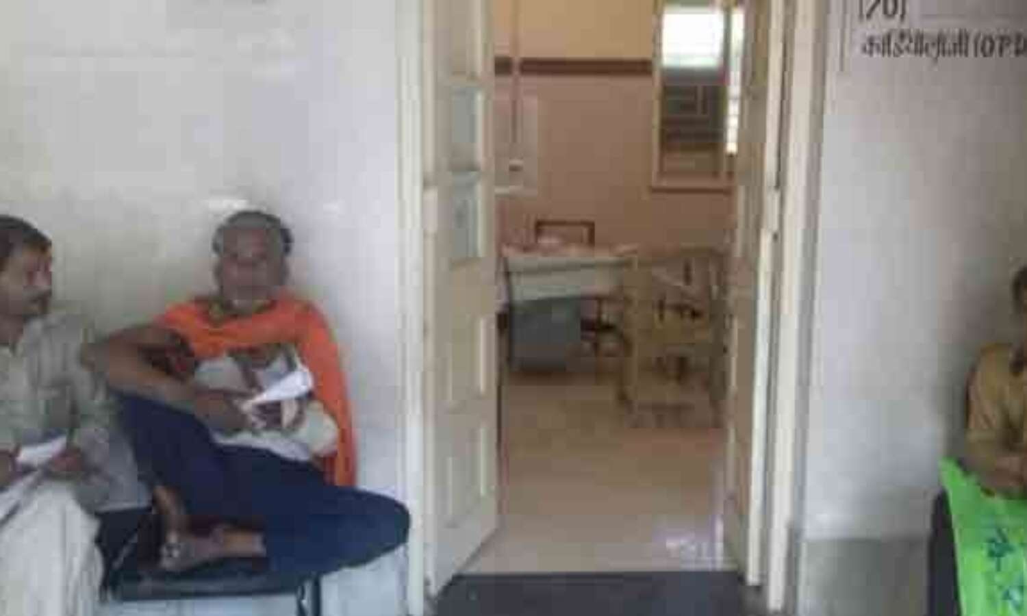 दो घण्टे की ओपीडी में नहीं पहुंचे चिकित्सक आधा-अधूरा उपचार लेकर लौटे मरीज