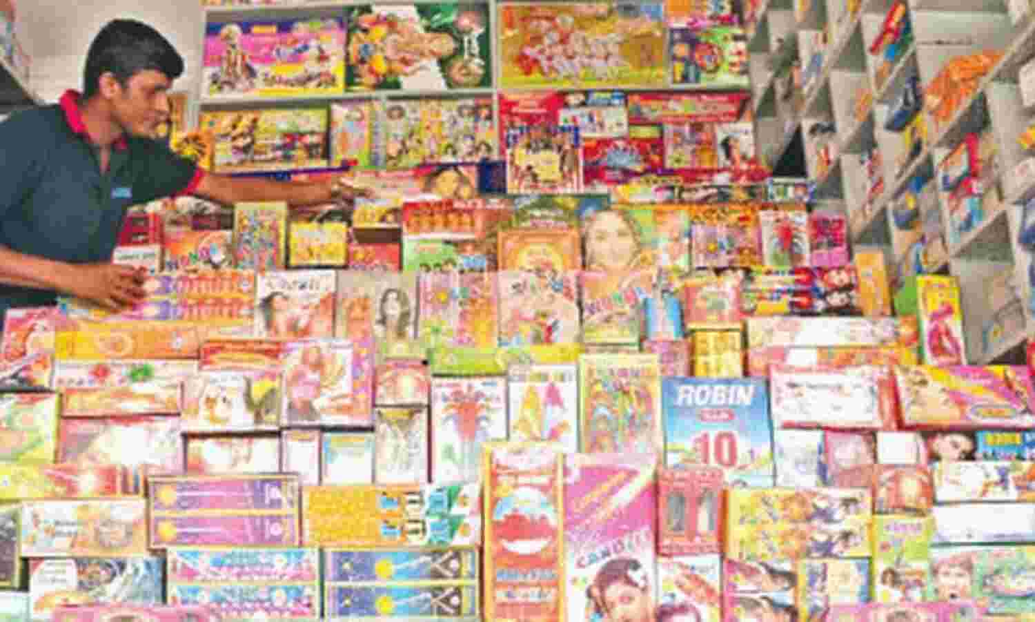 दीपावली पर इस बार सस्ते मिलेंगे पटाखे