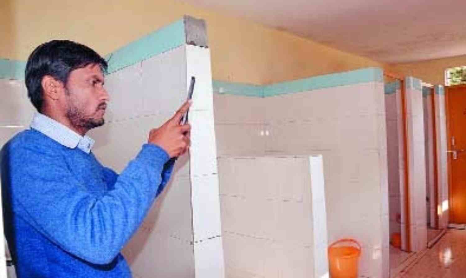 दिल्ली से आए सदस्य के पहुंचने से पहले शौचालयों की टंकियों में भरा पानी