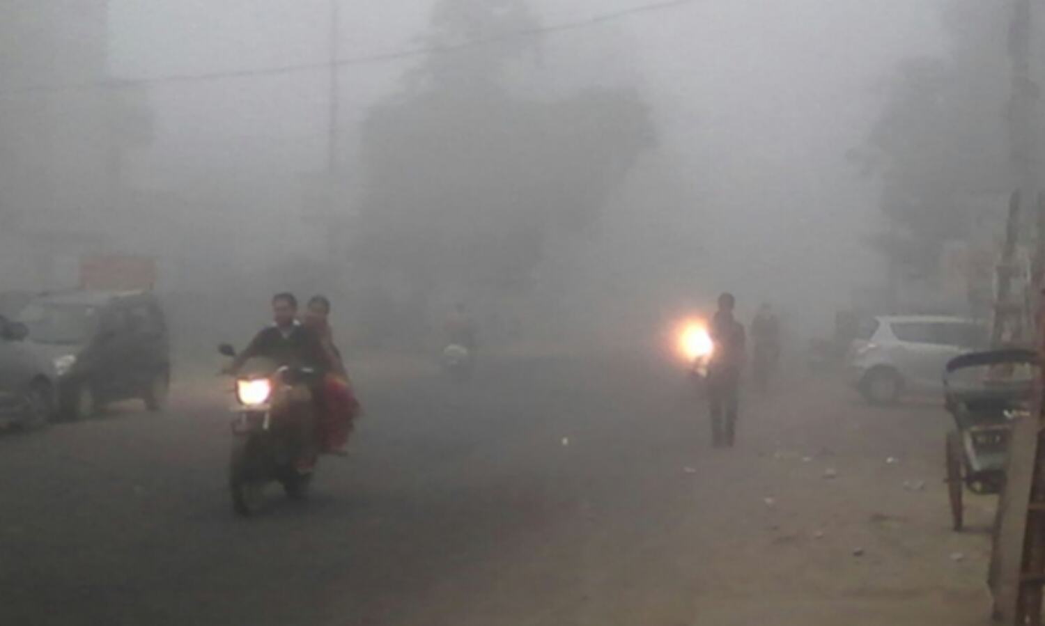 दिल्ली समेत उत्तर भारत में घना कोहरा, ट्रेनें लेट