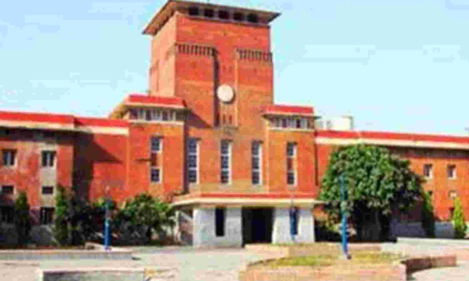 दिल्ली यूनिवर्सिटी ने कॉमन रूम में आने के लिए किया ड्रेस कोड लागू