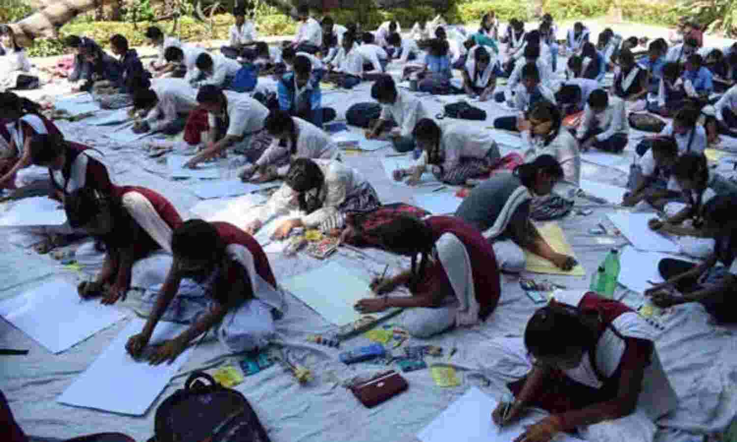 दिल को छू गईं बच्चों द्वारा उकेरी गईं तस्वीरें