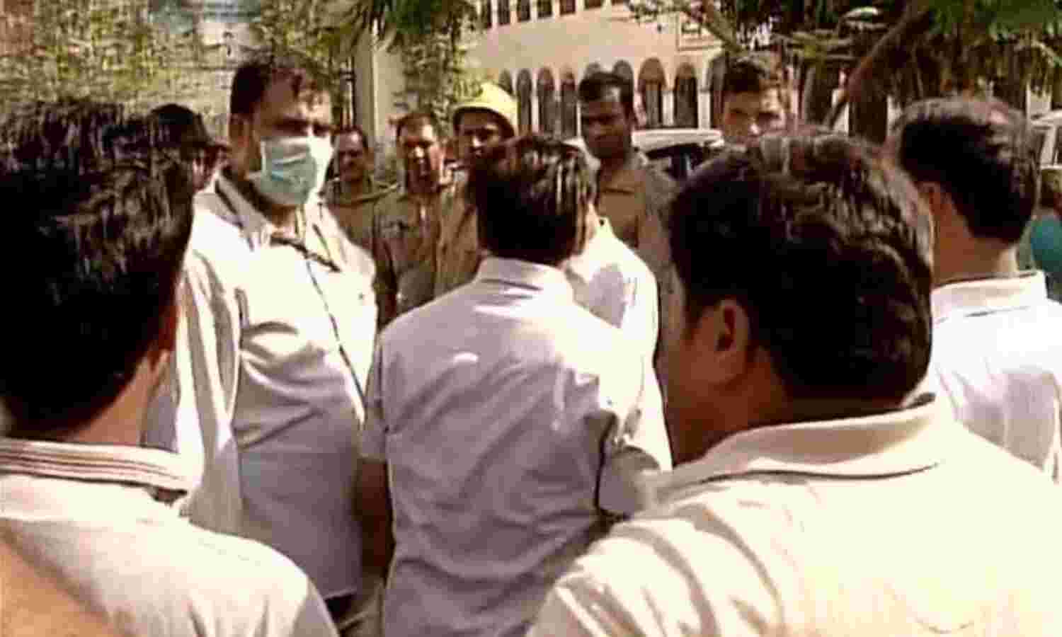 दिल्ली के एक स्कूल के पास गैस लीक होने से 110 छात्रों की हालत बिगड़ी