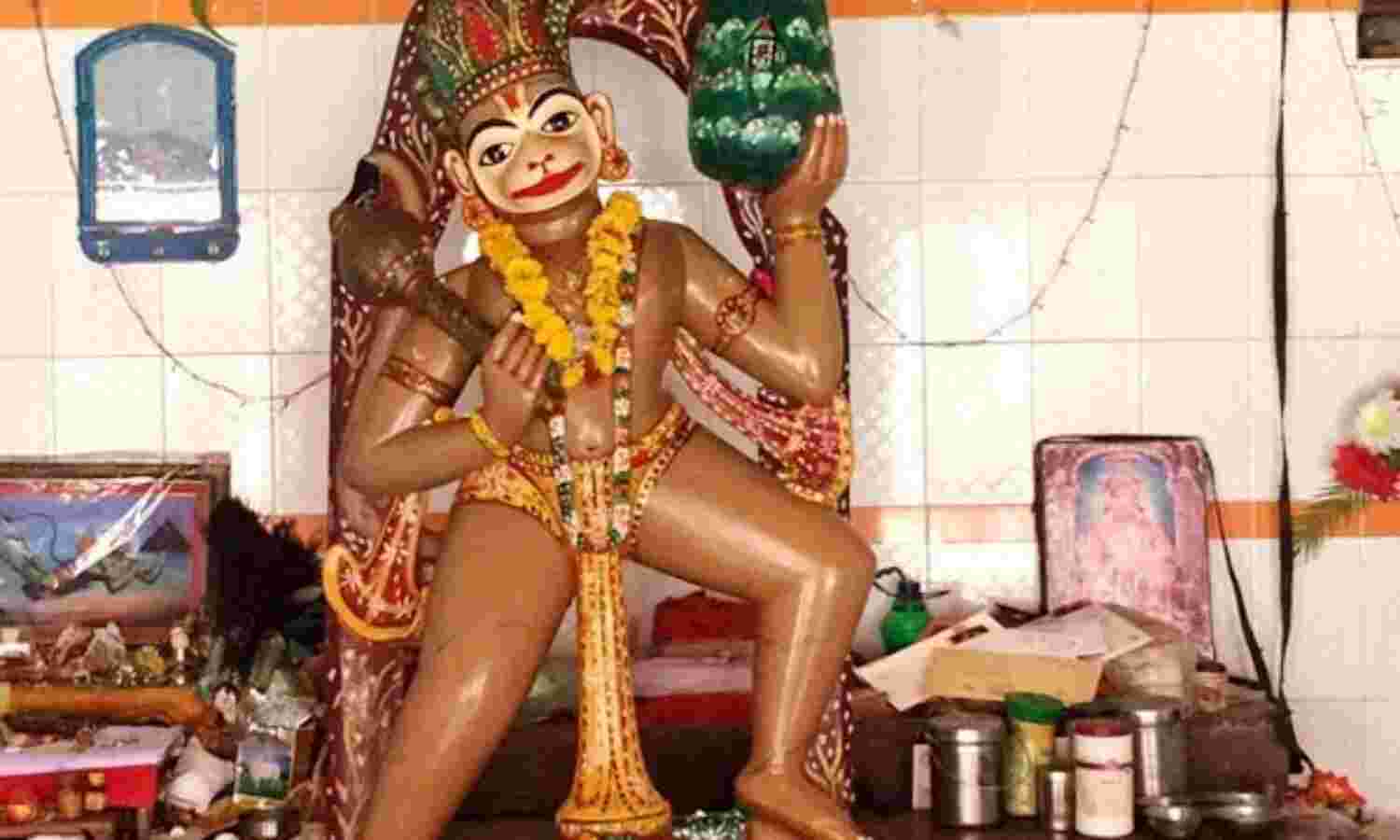 दिन में तीन रूपों में दर्शन देते है धुंआ के हनुमान