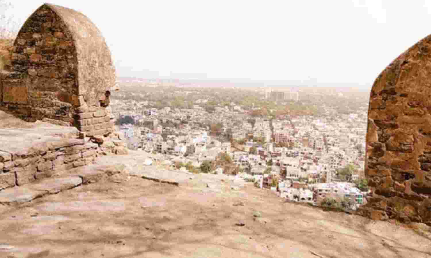 दिन भर लगा रहता है लड़के-लड़कियों का जमावड़ा